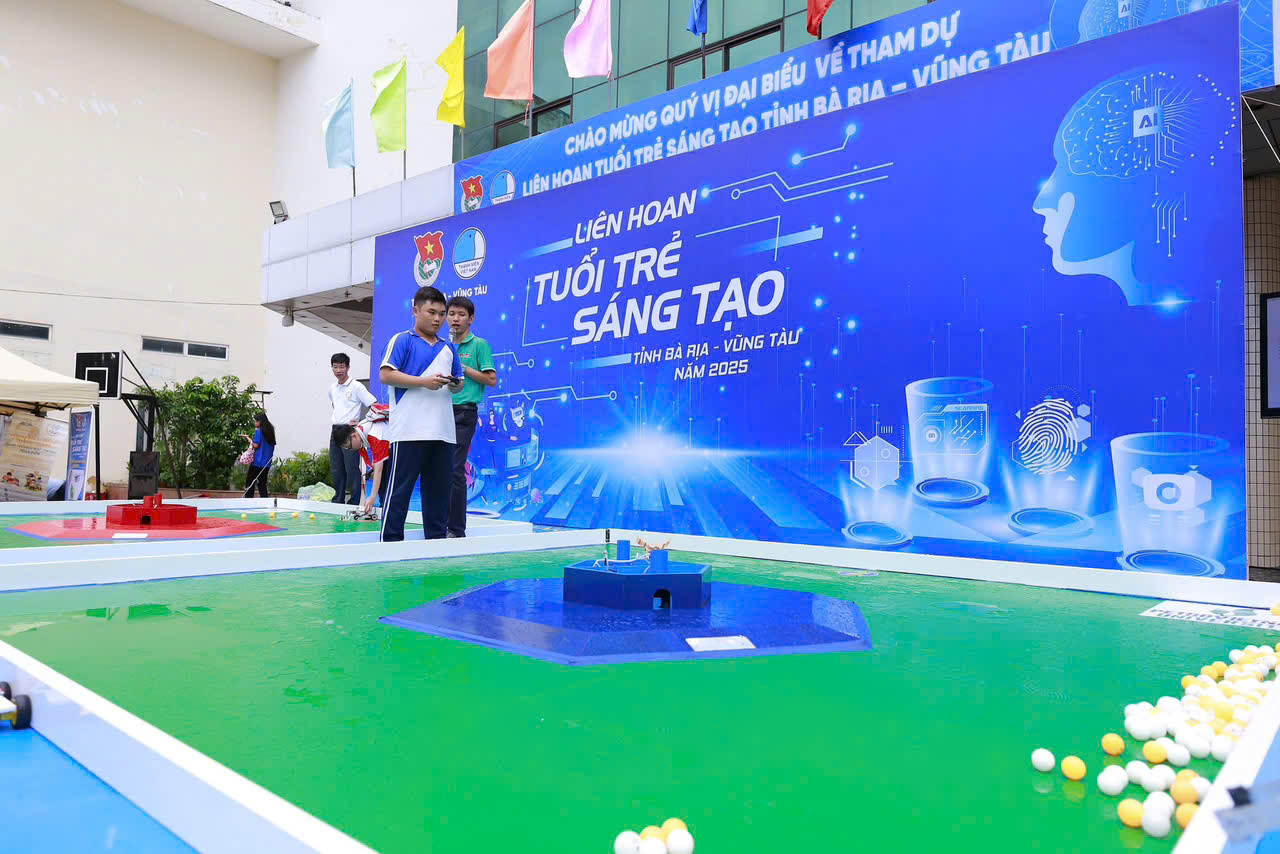 Hoạt động tương tác, thử nghiệm sản phẩm, trò chơi công nghệ trong chương trình Liên hoan Tuổi trẻ sáng tạo chiều 4/6.