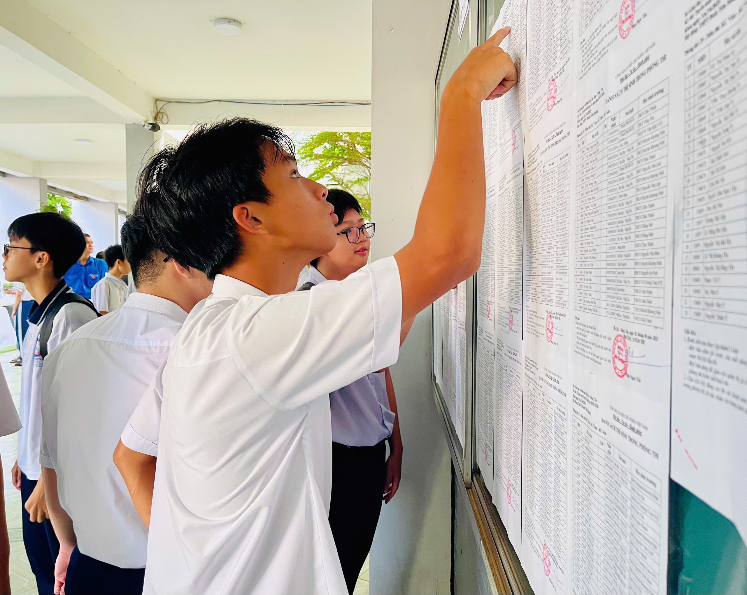 Thí sinh xem sơ đồ phòng thi và danh sách dự thi tại điểm thi THPT Đinh Tiên Hoàng (TP.Vũng Tàu).