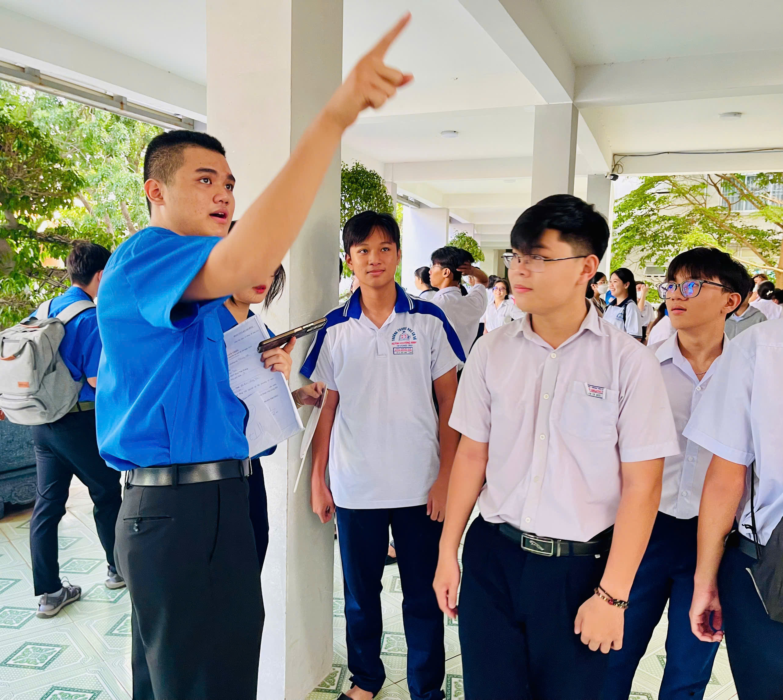 Lực lượng tình nguyện viên tại điểm thi THPT Đinh Tiên Hoàng (TP.Vũng Tàu) chỉ dẫn phòng thi cho thí sinh.