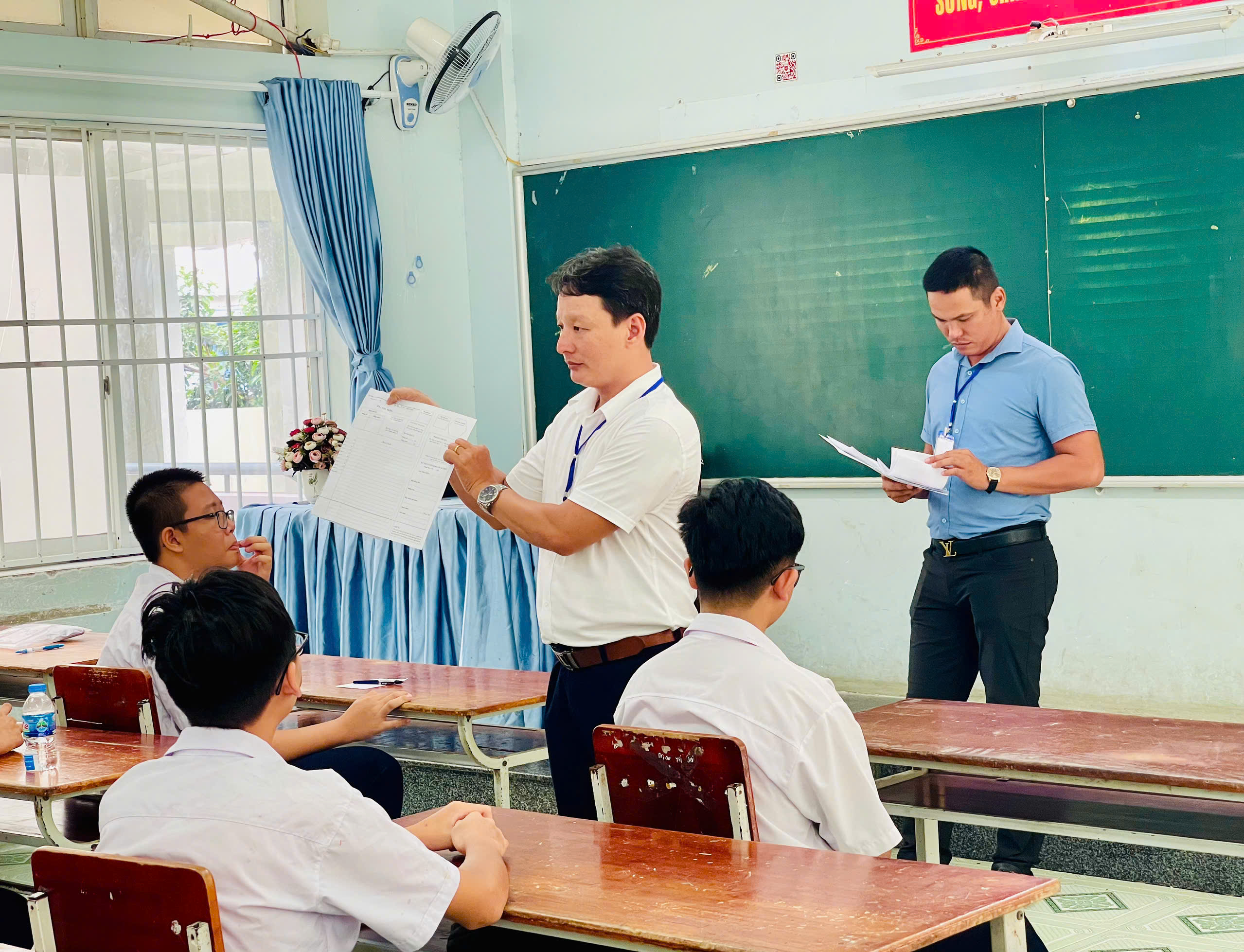 Giám thị tại điểm thi THPT Đinh Tiên Hoàng phổ biến quy chế thi cho thí sinh.
