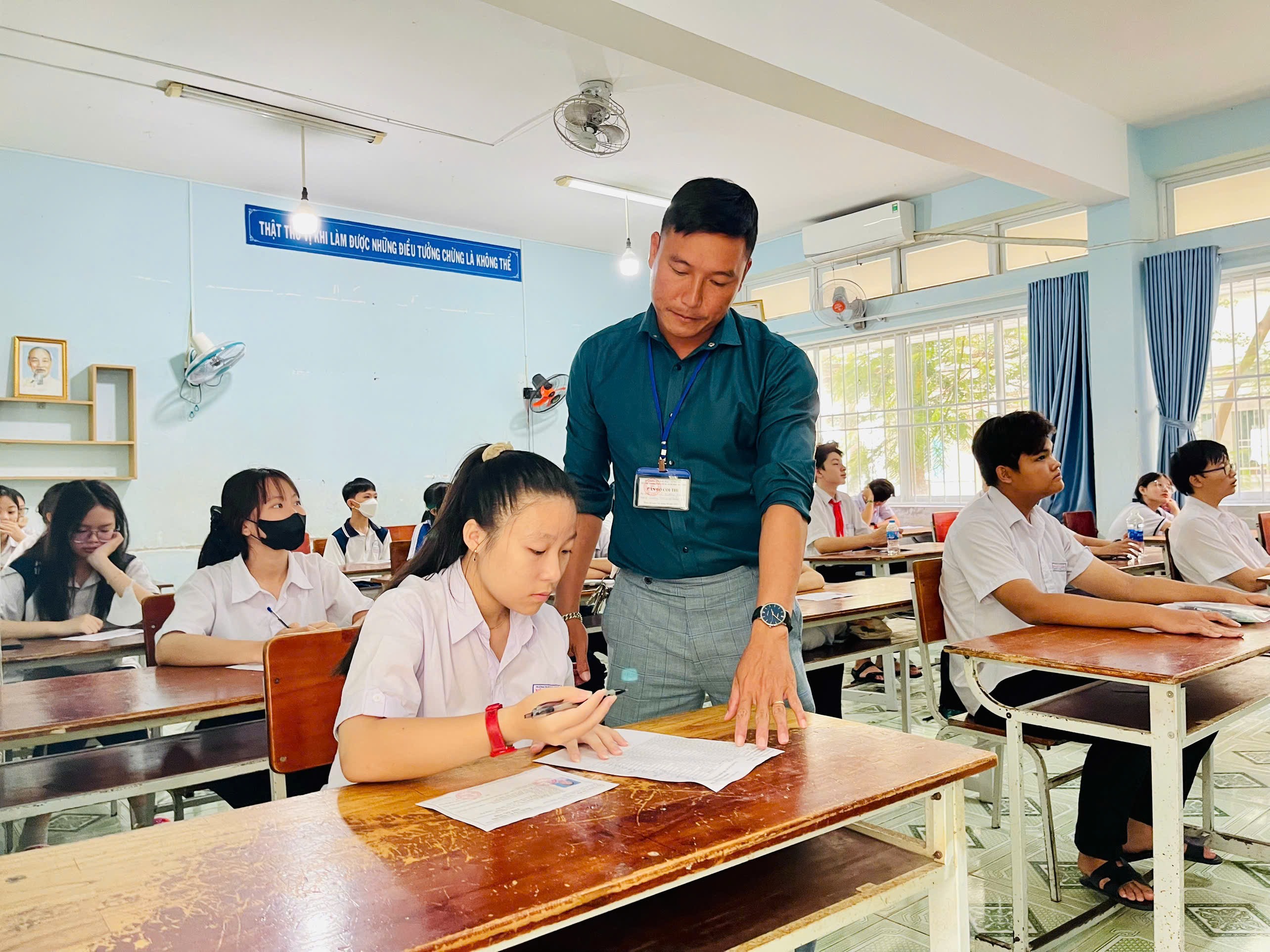 Thí sinh làm thủ tục dự thi tại điểm thi THPT Đinh Tiên Hoàng.