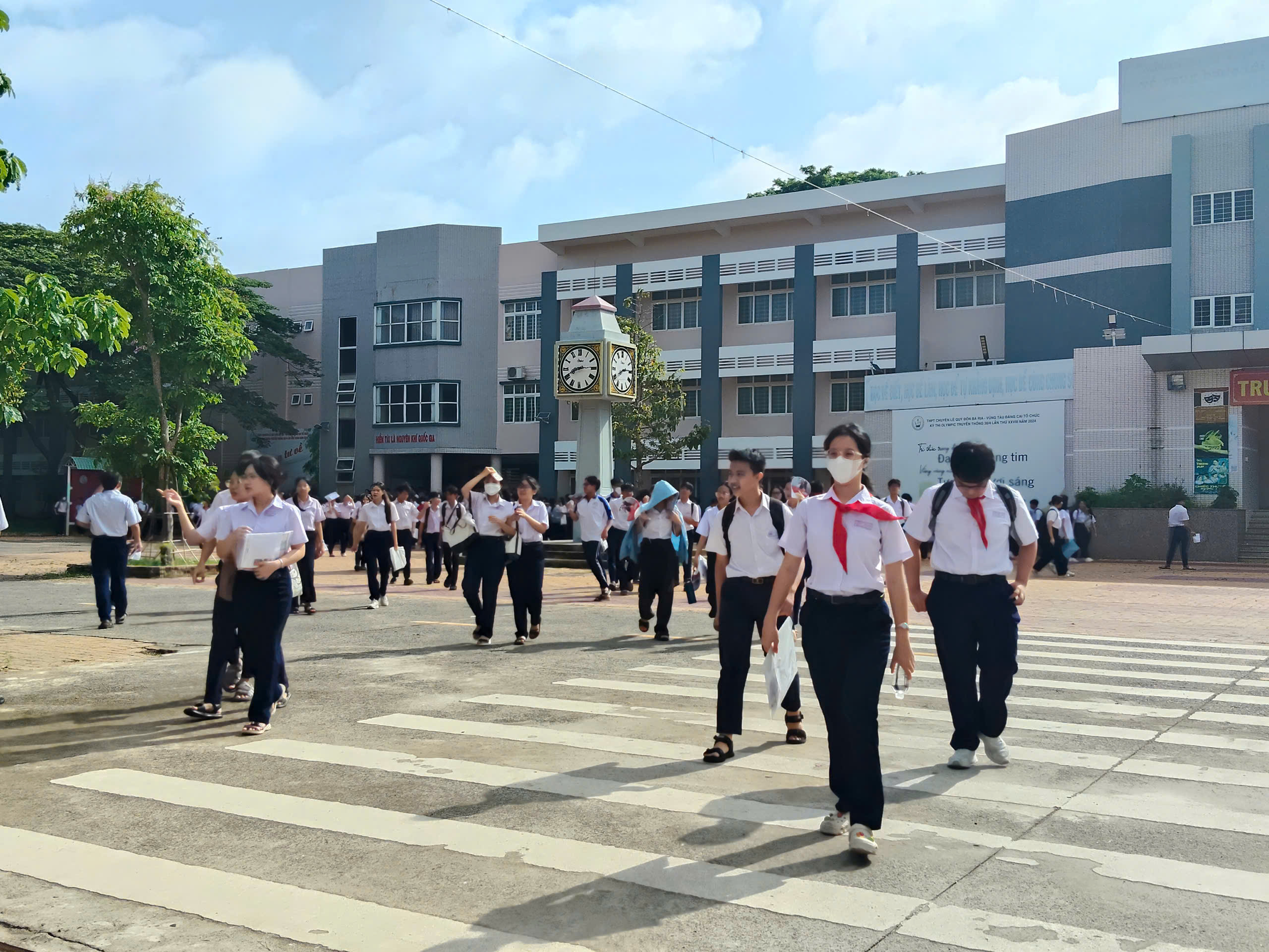 Thí sinh tại điểm thi THPT chuyên Lê Quý Đôn ra về sau khi hoàn tất thủ tục dự thi.