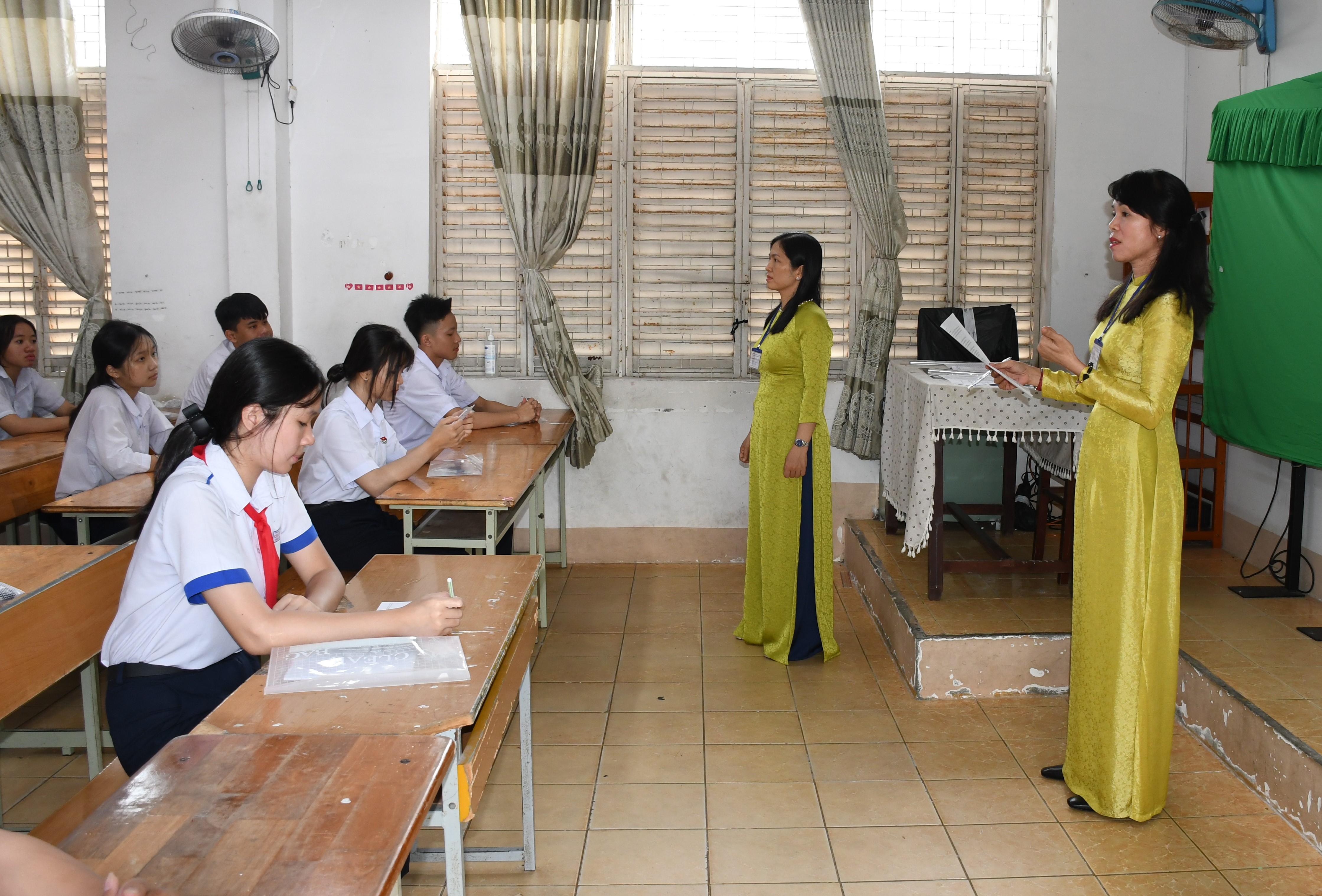Giám thị tại điểm thi THPT Châu Thành (TP.Bà Rịa) phổ biến quy chế thi.