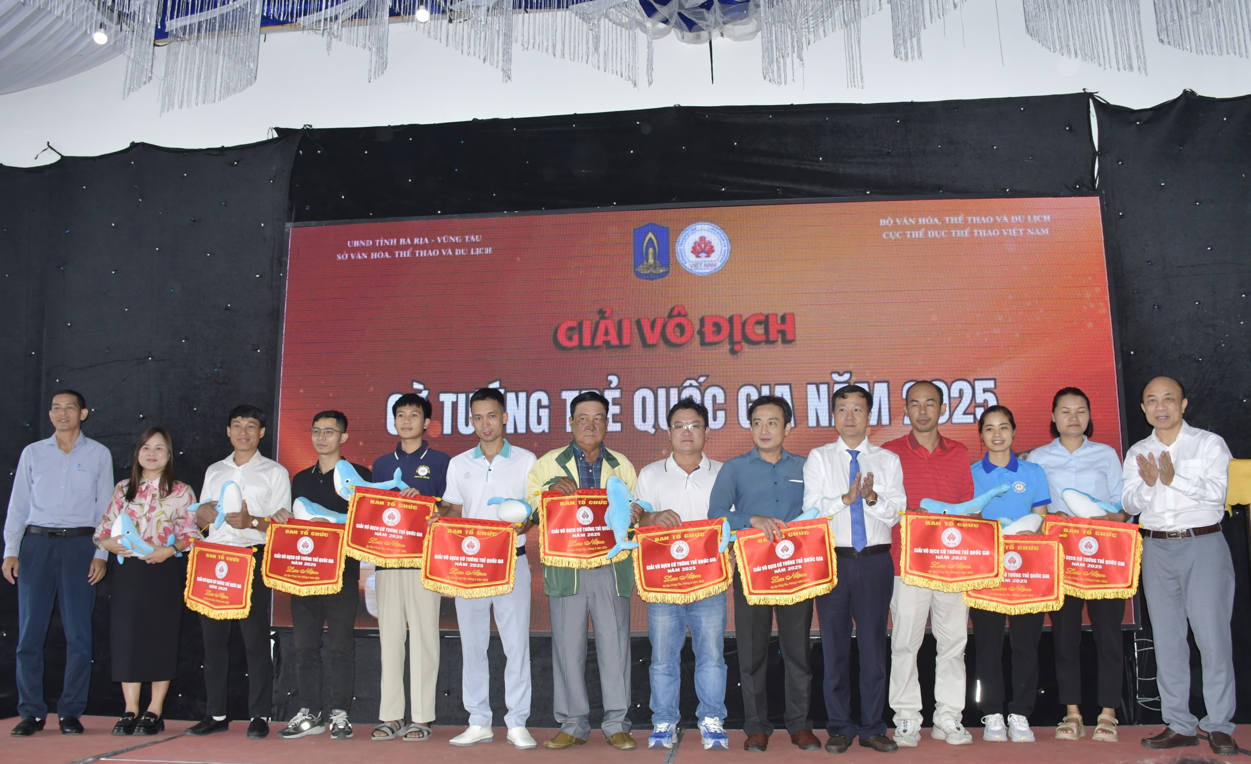 Ban tổ chức tặng cờ lưu niệm cho các đơn vị tham gia.