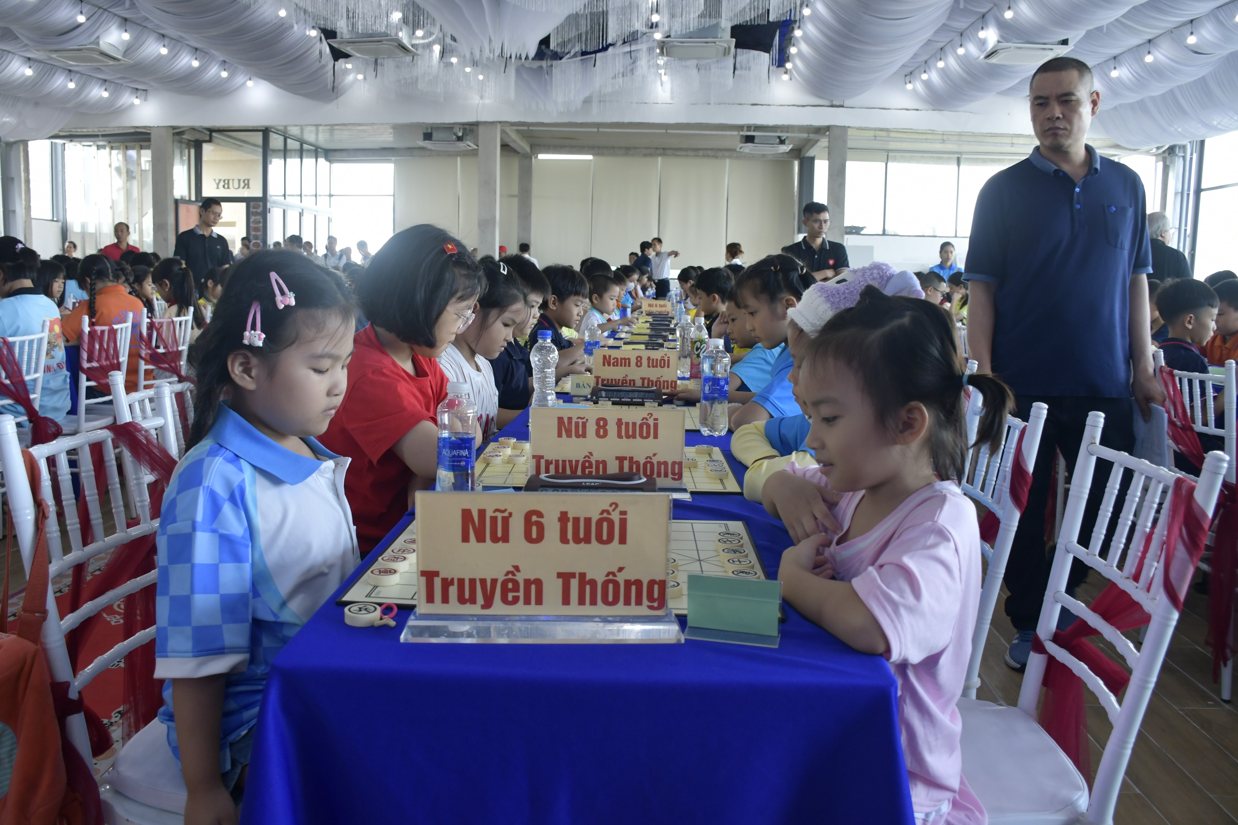 Các kỳ thủ U6 thi đấu ở nội dung cờ truyền thống.
