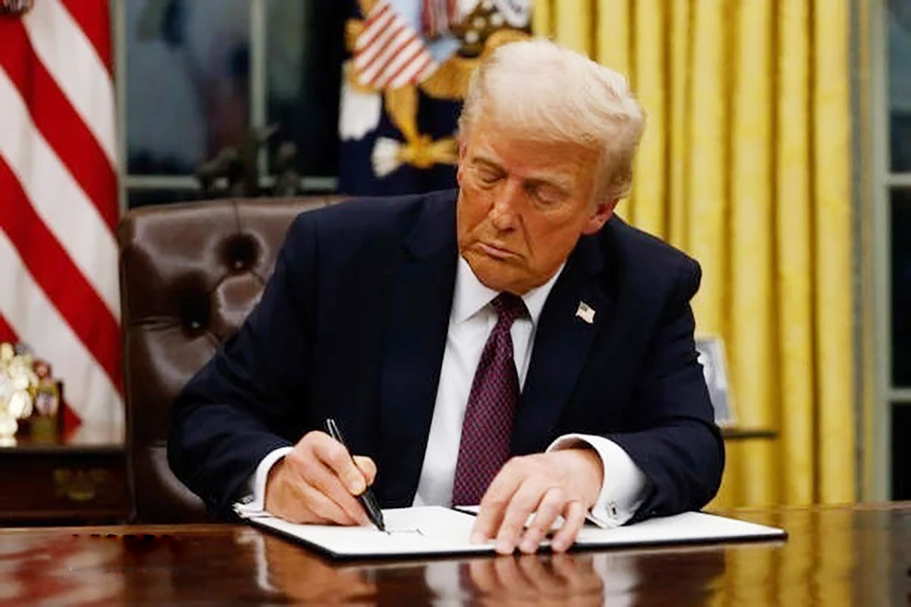 Tổng thống Mỹ Donald Trump ký một sắc lệnh tại Nhà Trắng, Washington D.C.
