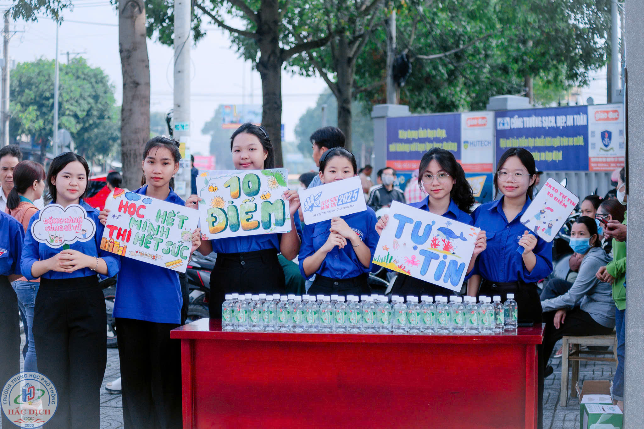 Nhiều khẩu hiệu được đội hình tình nguyện tại điểm thi THPT Phú Mỹ (TP.Phú Mỹ) gửi tới thí sinh tham gia kỳ thi.