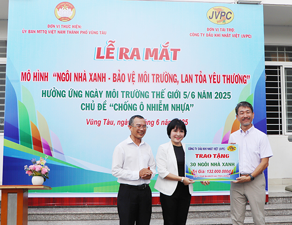 Đại diện Công ty Dầu khí Nhật Việt trao bảng tượng trưng tặng 30 “Ngôi nhà xanh” tới UBMTTQ Việt Nam TP.Vũng Tàu.