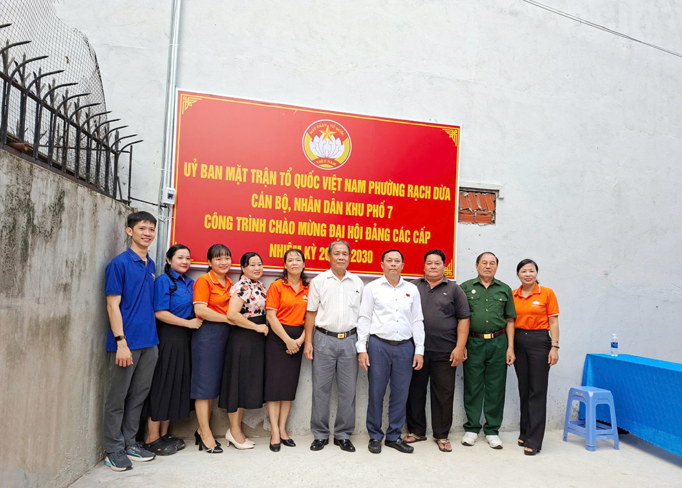 Đại diện UBMTTQ Việt Nam phường Rạch Dừa; cán bộ và người dân KP.7 tại lễ khánh thành.