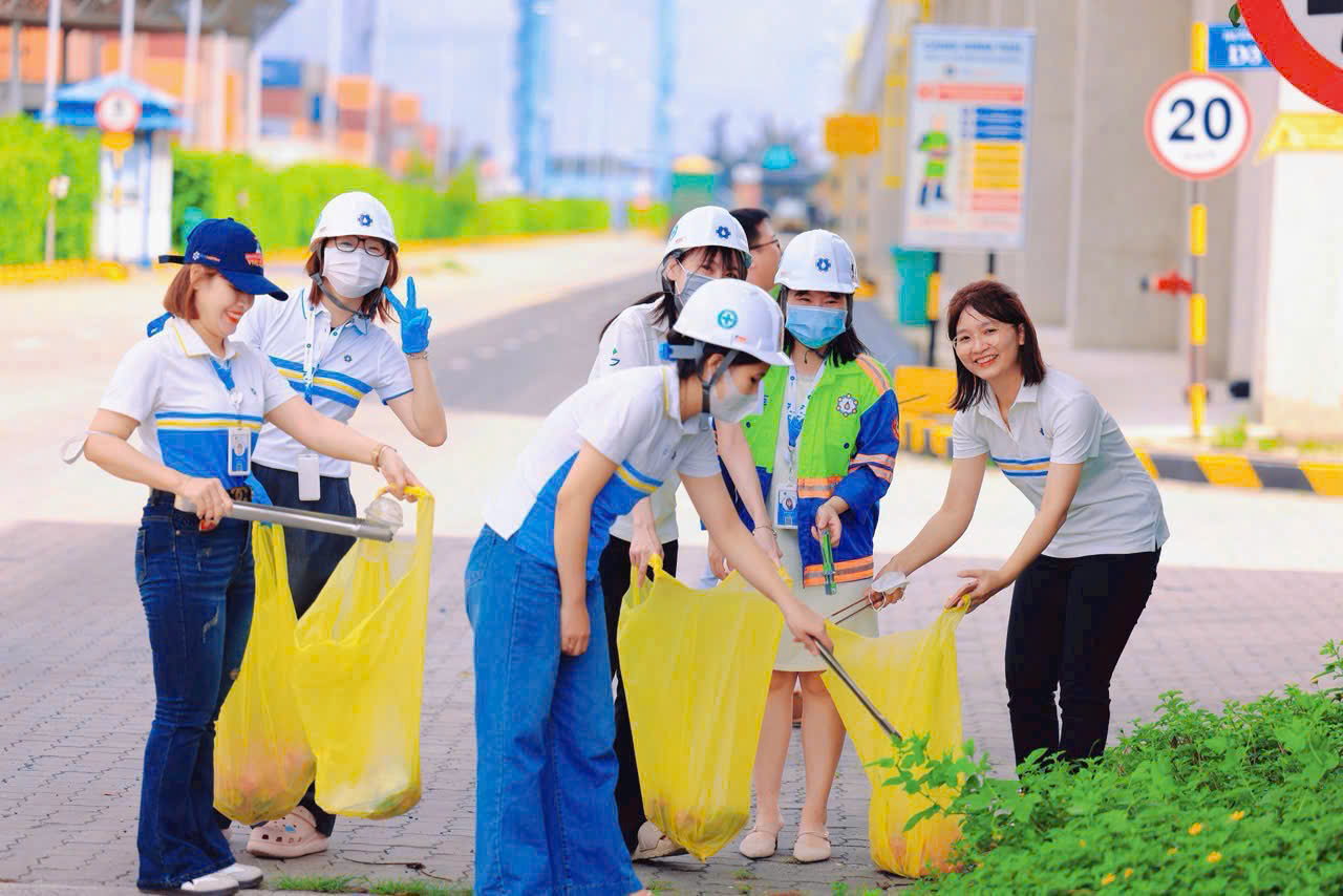 CBCNV Vina Logistics tích cực thu gom rác, làm sạch môi trường tại cảng Hưng Thái, hành động nhỏ, lan tỏa thông điệp sống xanh.