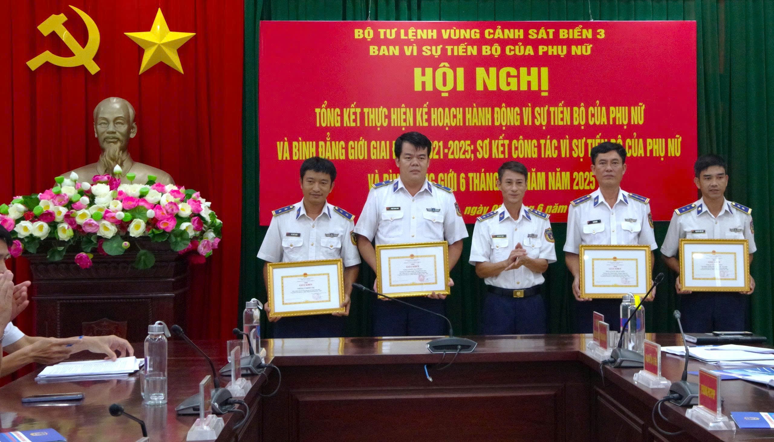 Bộ Tư lệnh Vùng Cảnh sát biển 3 khen thưởng các tập thể, cá nhân.