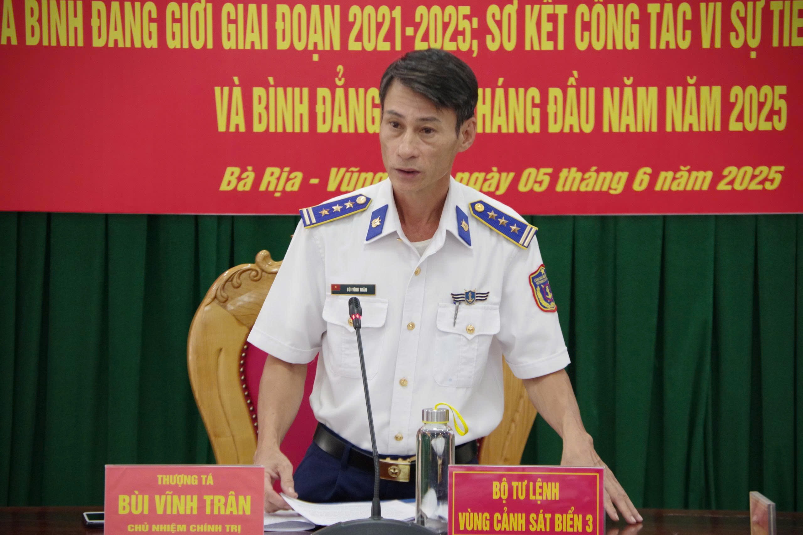 Thượng tá Bùi Vĩnh Trân, Chủ nhiệm Chính trị Vùng Cảnh sát biển 3 phát biểu tại hội nghị.