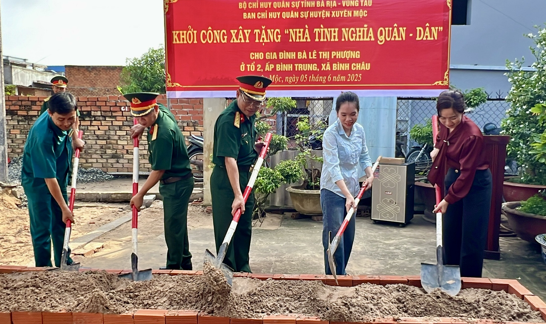  Đại diện các đơn vị thực hiện nghi thức khởi công nhà tình nghĩa quân dân cho bà Lê Thị Phượng.