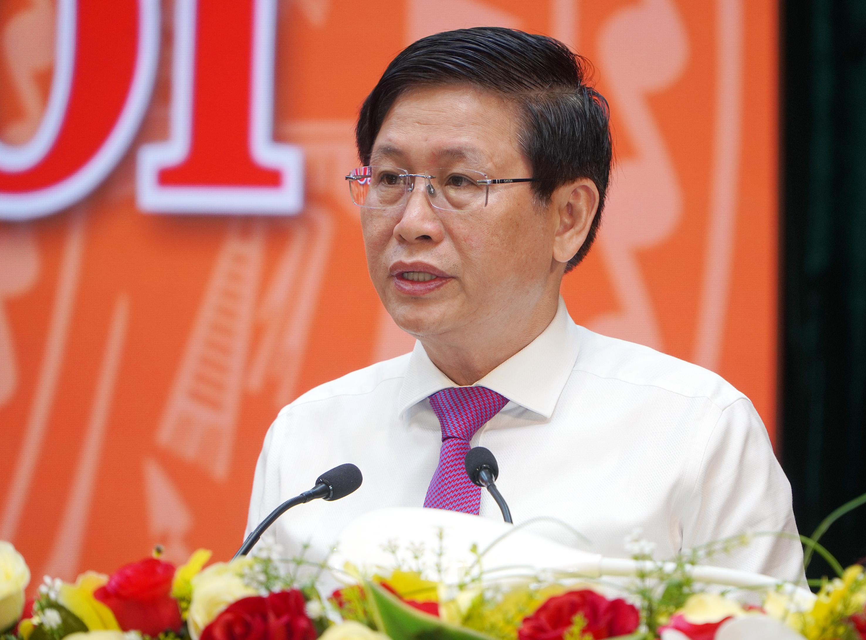 Ông Lê Ngọc Khánh, Phó Chủ tịch UBND tỉnh trình bày các tờ trình của UBND tỉnh tại kỳ họp.