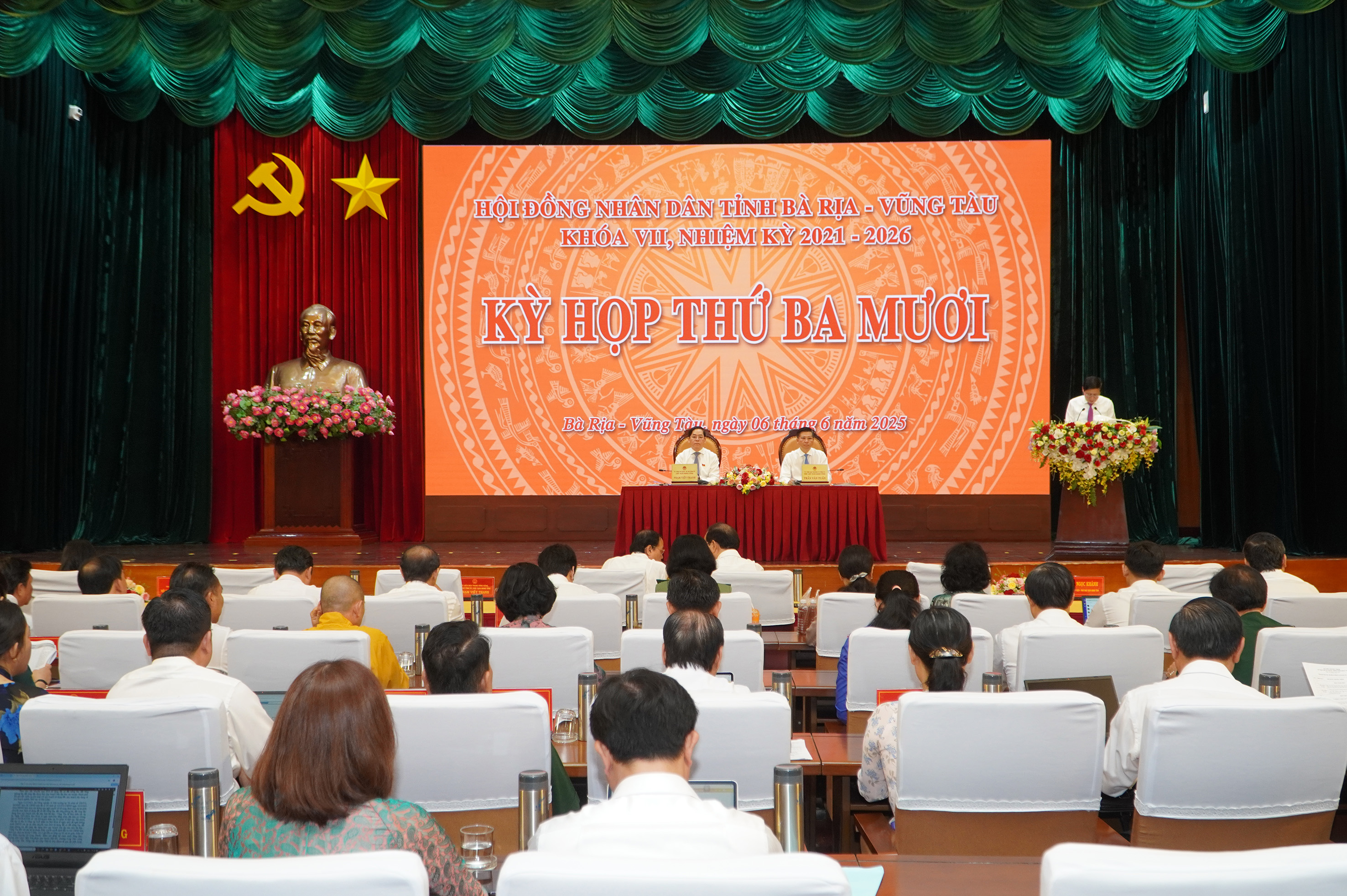 Quang cảnh kỳ họp.