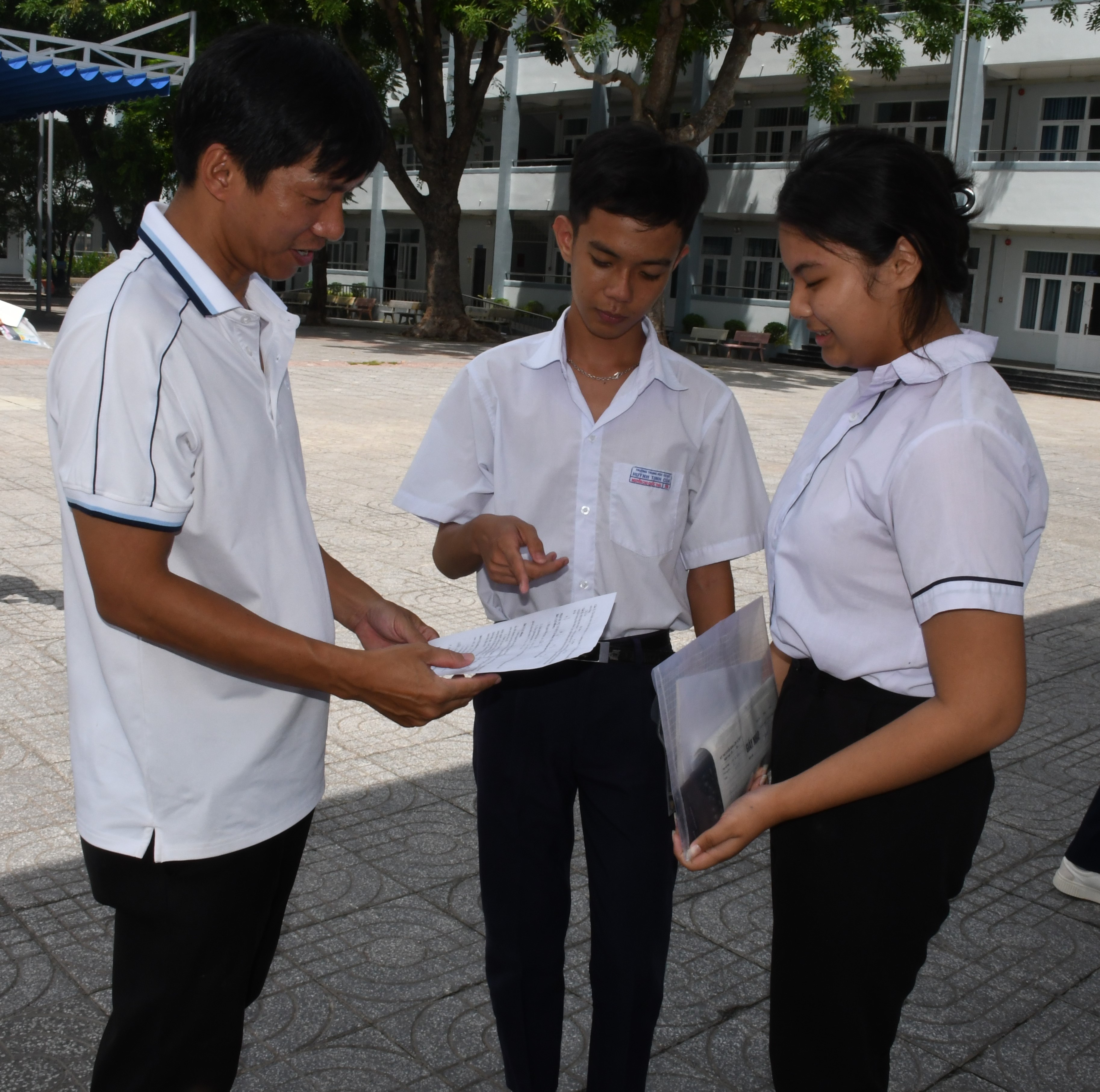 GV Toán của Trường THCS Huỳnh Tịnh Của (huyện Long Đất) giải đề cho HS ngay sau kết thúc bài thi.