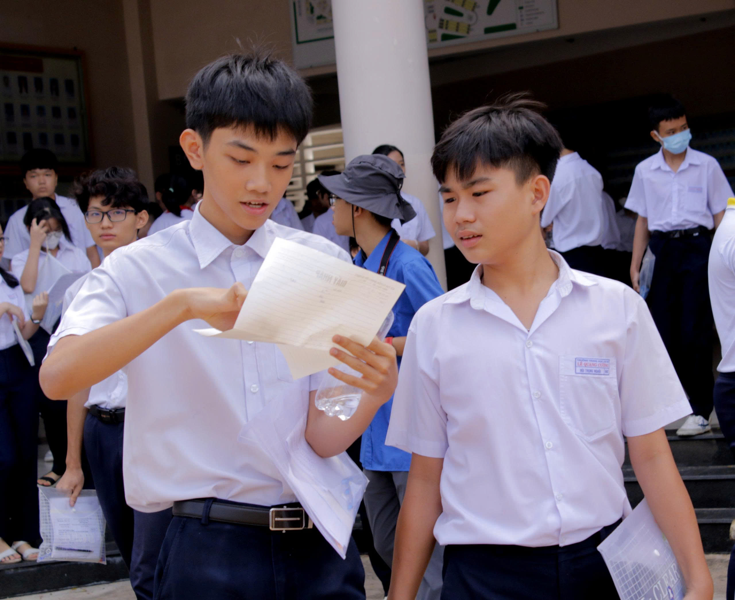 Các thí sinh trao đổi sau khi rời khỏi phòng thi.