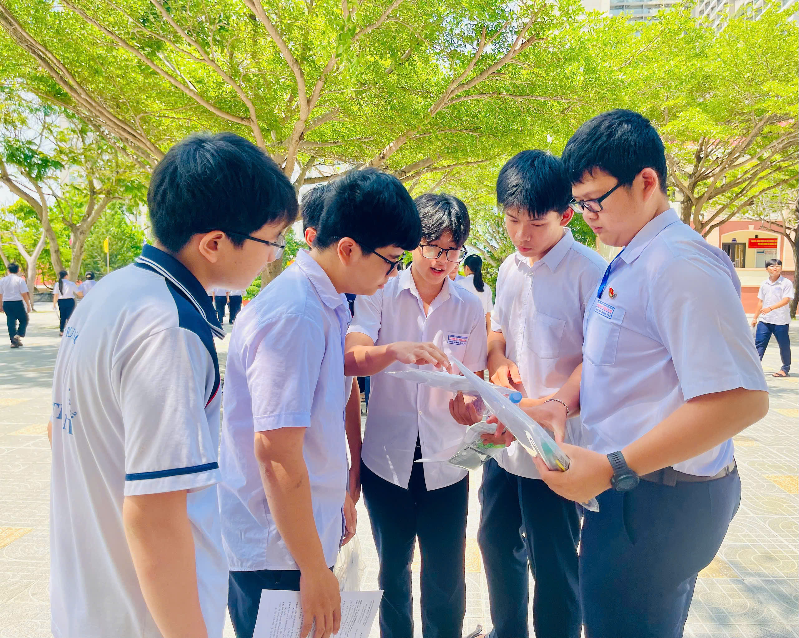 Thí sinh tại điểm thi THPT Vũng Tàu (TP.Vũng Tàu) trao đổi về đề thi và cách làm bài.