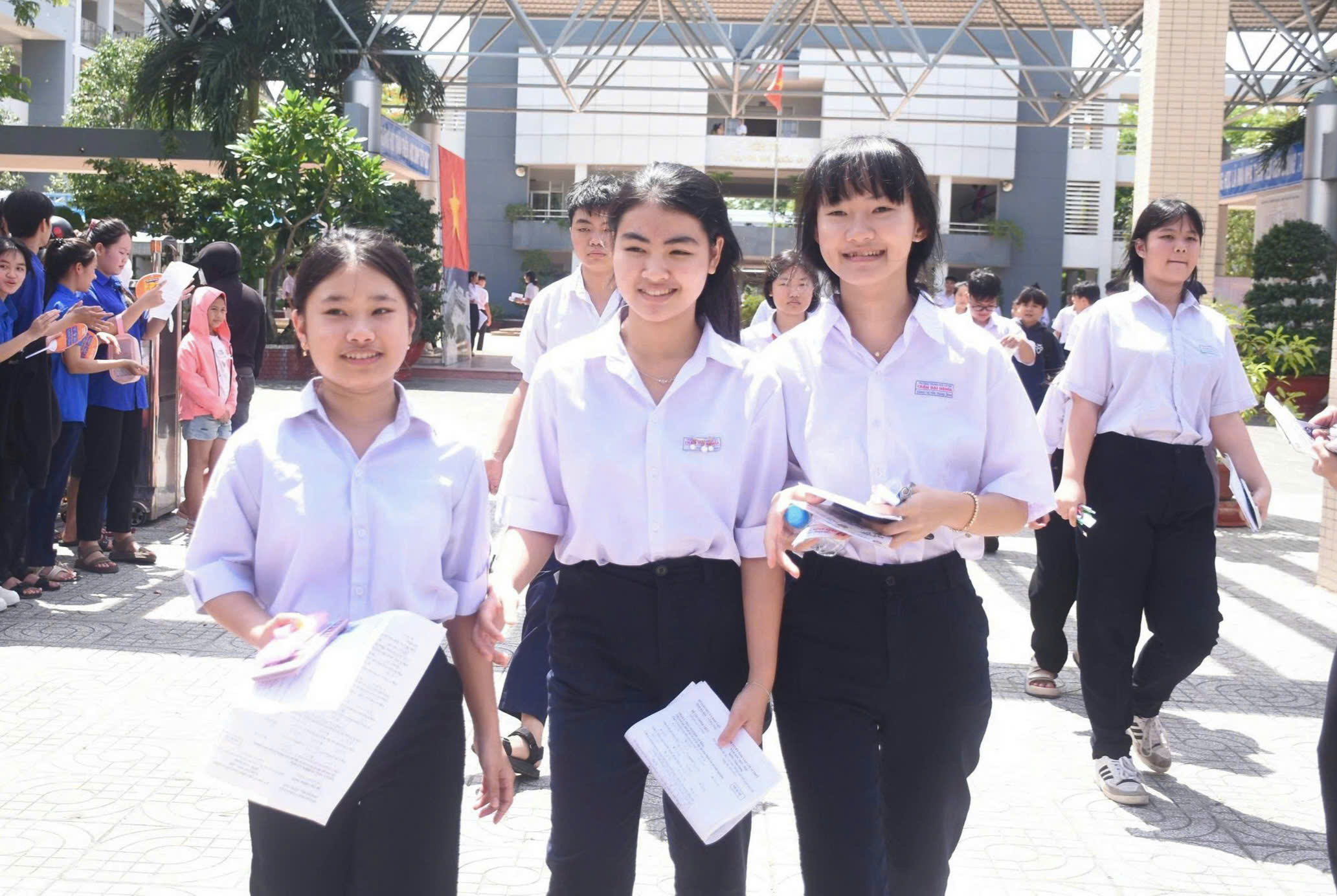 Thí sinh tại điểm thi Trường THPT Bà Rịa hào hứng ra về sau khi hoàn thành môn thi thứ hai.