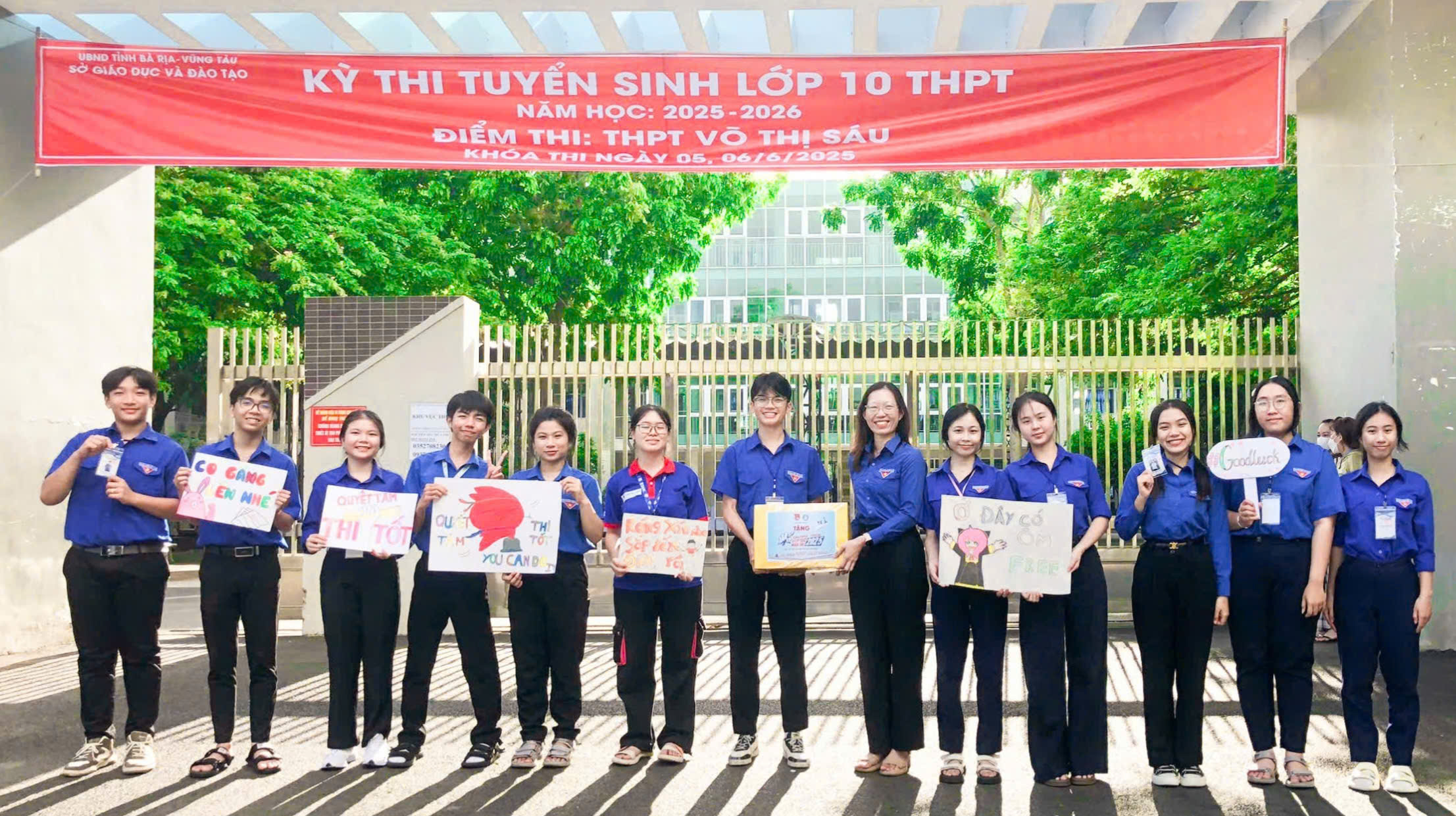 Đại diện Tỉnh Đoàn động viên, tặng quà đội hình tình nguyện tại điểm thi Trường THPT Võ Thị Sáu (huyện Long Đất).