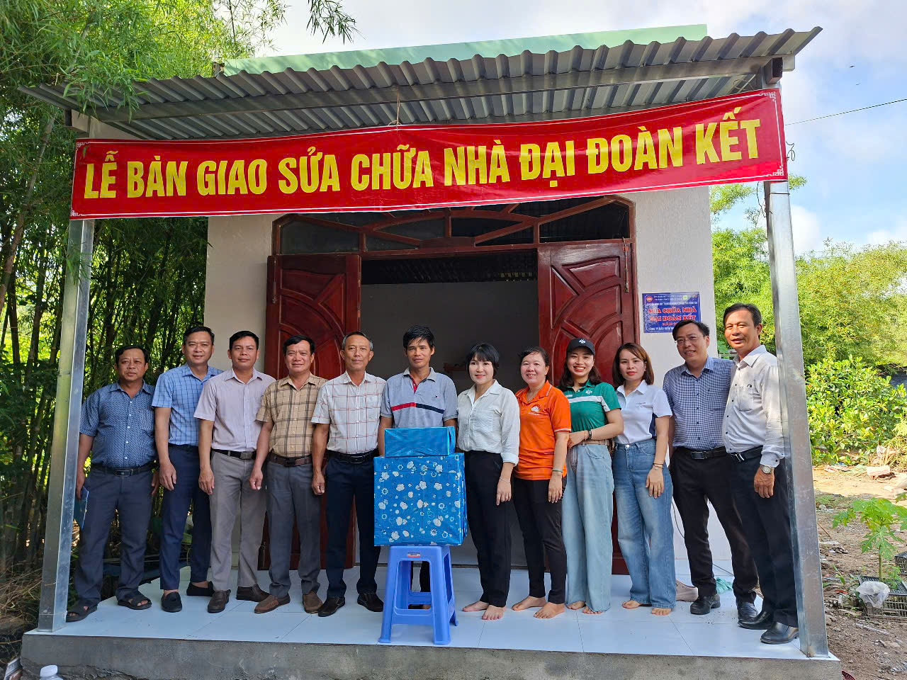 Đại diện UBMTTQ Việt Nam TP.Vũng Tàu, xã Long Sơn, nhà tài trợ tại lễ bàn giao sửa chữa nhà cho ông Hồ Văn Quang, thôn 1.