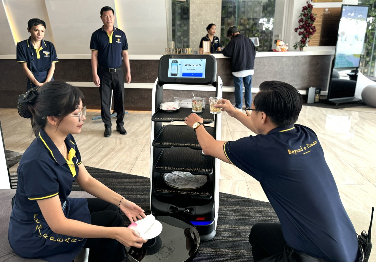 Robot có chức năng giao nhận, bưng bê đồ ăn thức uống tại Premier Pearl Hotel (69-69A Thùy Vân, phường 2, TP.Vũng Tàu).