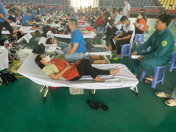 Người dân Long Đất tham gia hiến máu tình nguyện.