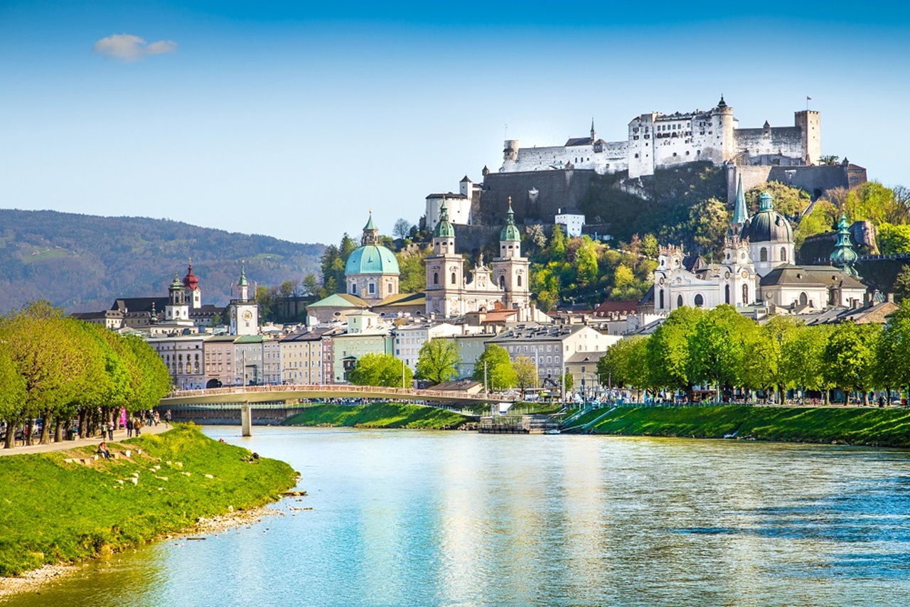 Thành phố Salzburg của Cộng hòa Áo luôn hấp dẫn, thơ mộng và hàm chứa những hấp dẫn mà các tour du lịch vùng Trung Âu không thể bỏ qua.