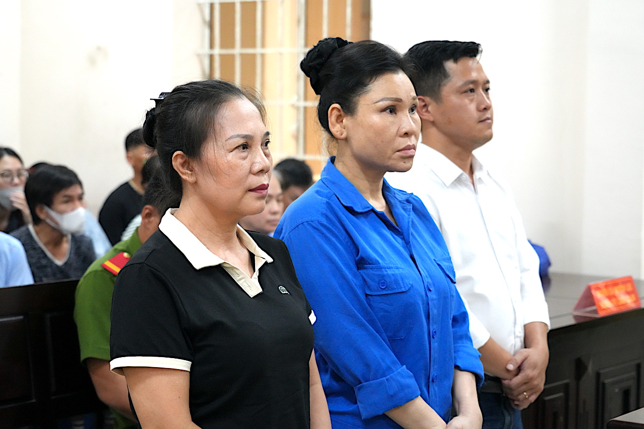 Lâm Thị Thu Trà (áo xanh) bị tuyên phạt 14 năm 6 tháng tù về tội 