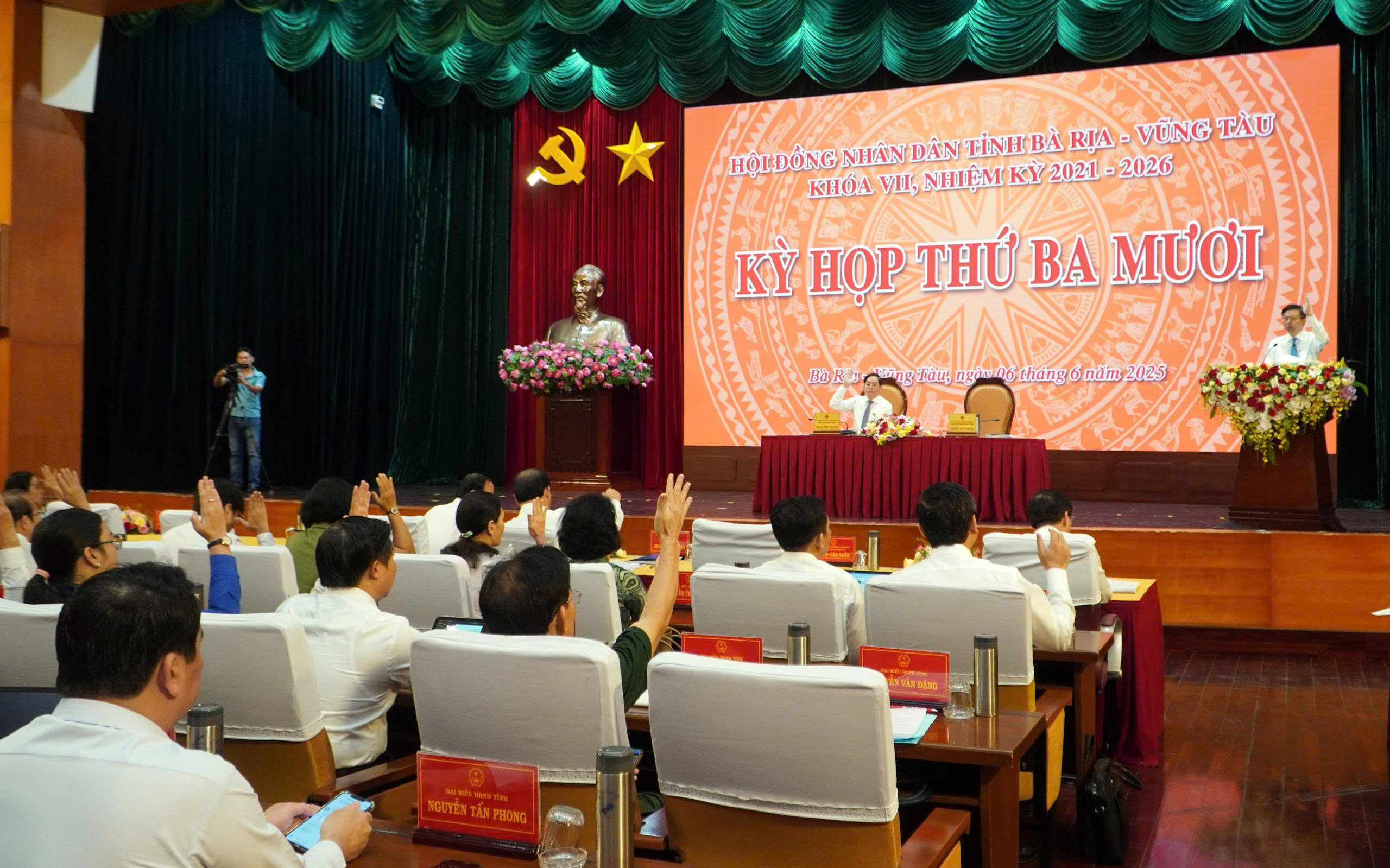 Các đại biểu HĐND tỉnh biểu quyết thông qua các nghị quyết tại kỳ họp.