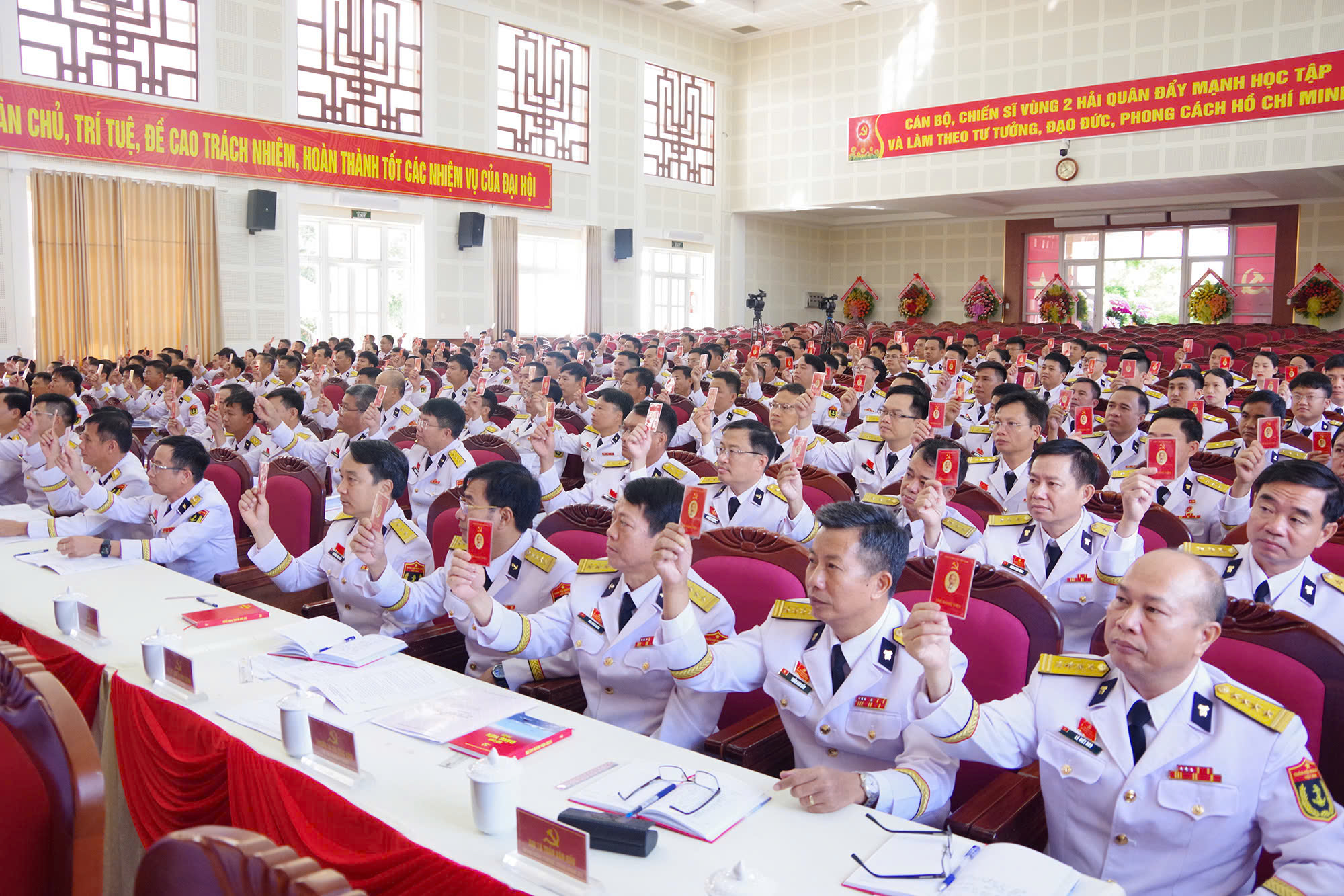 Các đại biểu biểu quyết thông qua nhân sự bầu Ban chấp hành Đảng bộ Vùng 2 nhiệm kỳ 2025-2030.