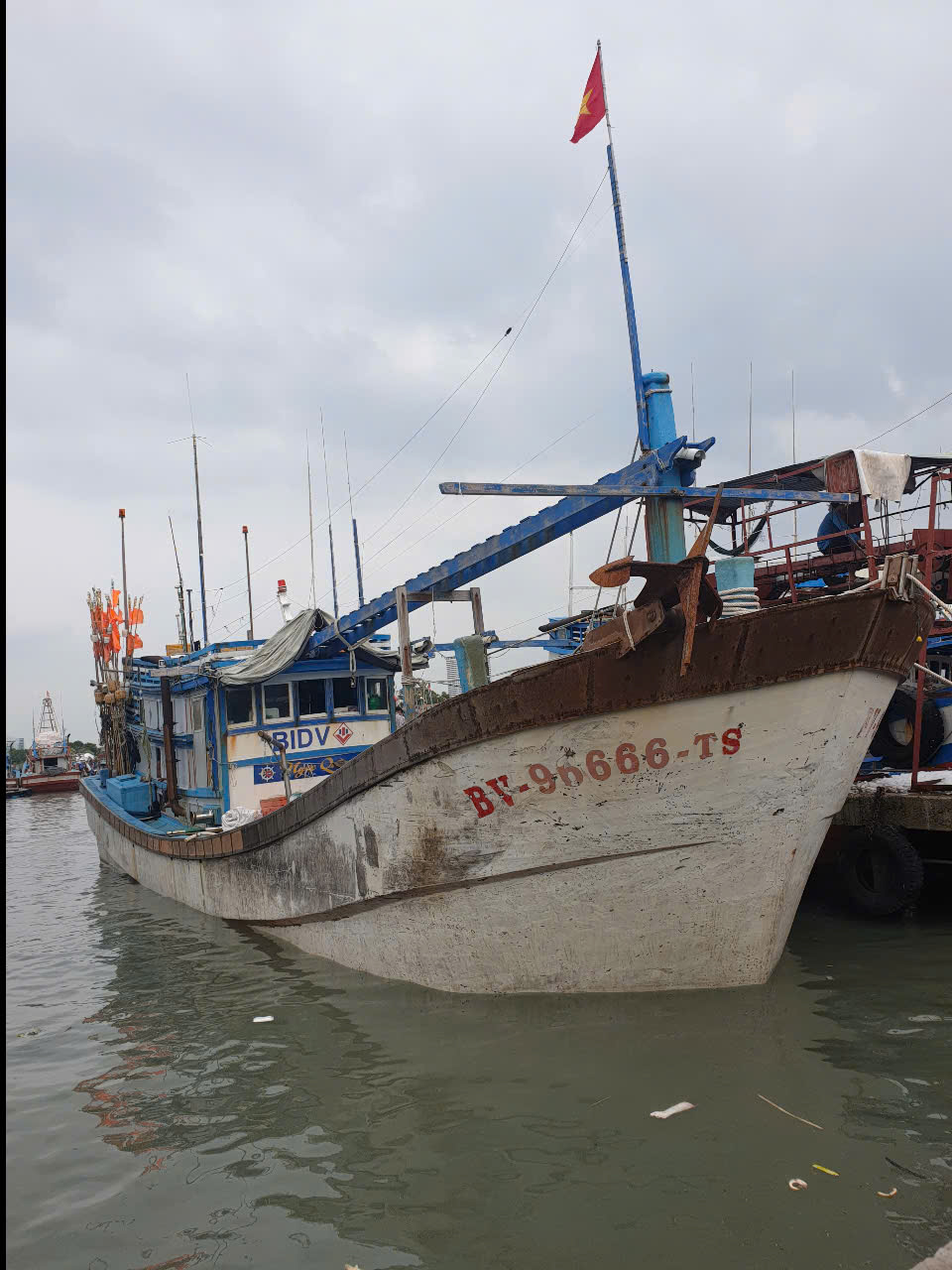 Tàu cá của ông Nguyễn Đình Ngọc (phường 2, TP.Vũng Tàu) dài 21m, giấy phép cấp khai thác vùng khơi theo Luật Thủy sản năm 2017 nhưng giấy chứng nhận an toàn kỹ thuật tàu cá lại quy định phạm vi hoạt động ở vùng lộng và ven bờ.