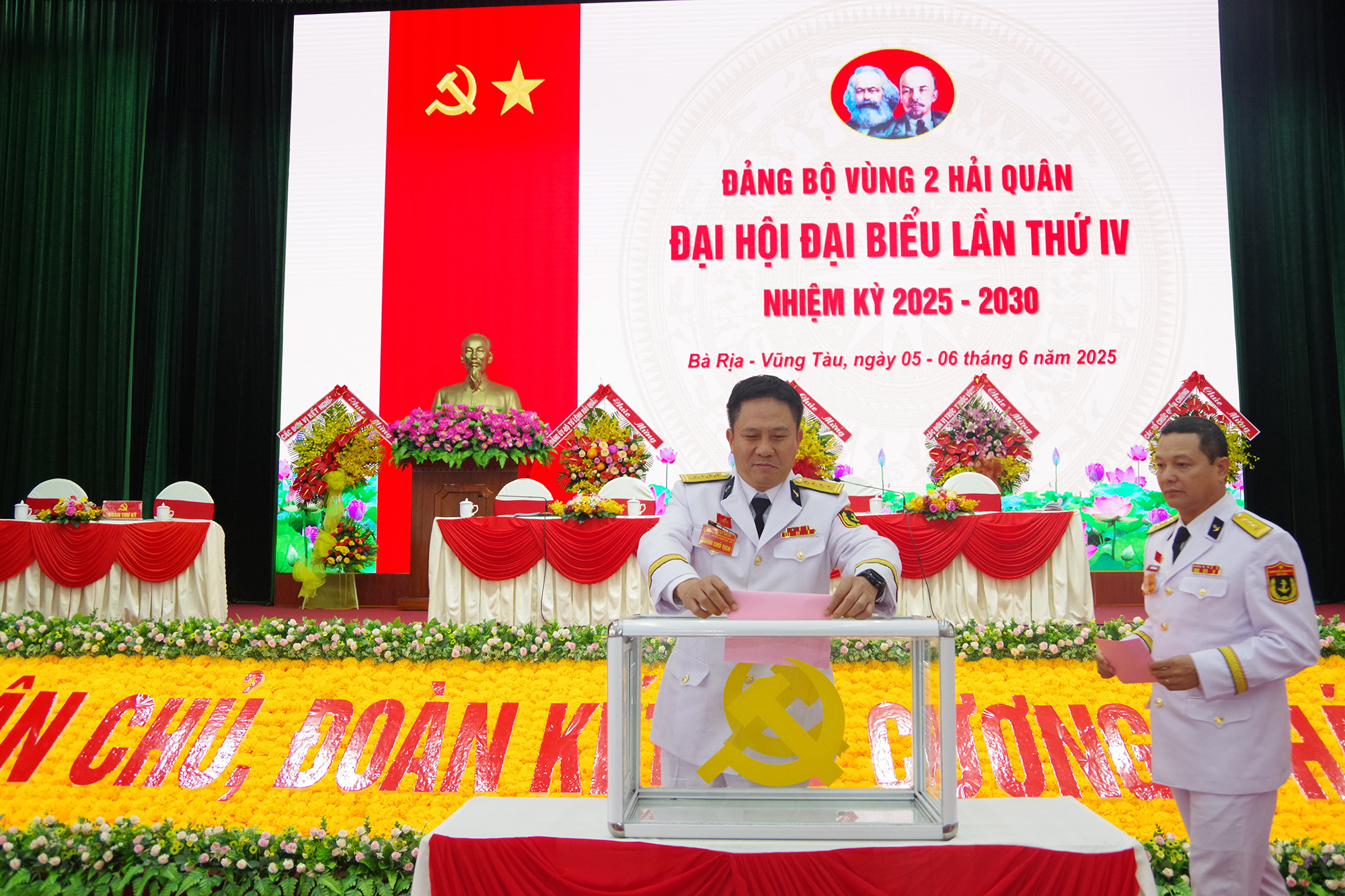 Đại hội bỏ phiếu bầu Ban chấp hành Đảng bộ Vùng 2 nhiệm kỳ 2025-2030.