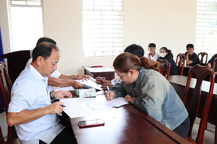 Quỹ HTND tỉnh giải ngân vốn vay cho nông dân xã Bình Trung thực hiện dự án chăm sóc hoa.