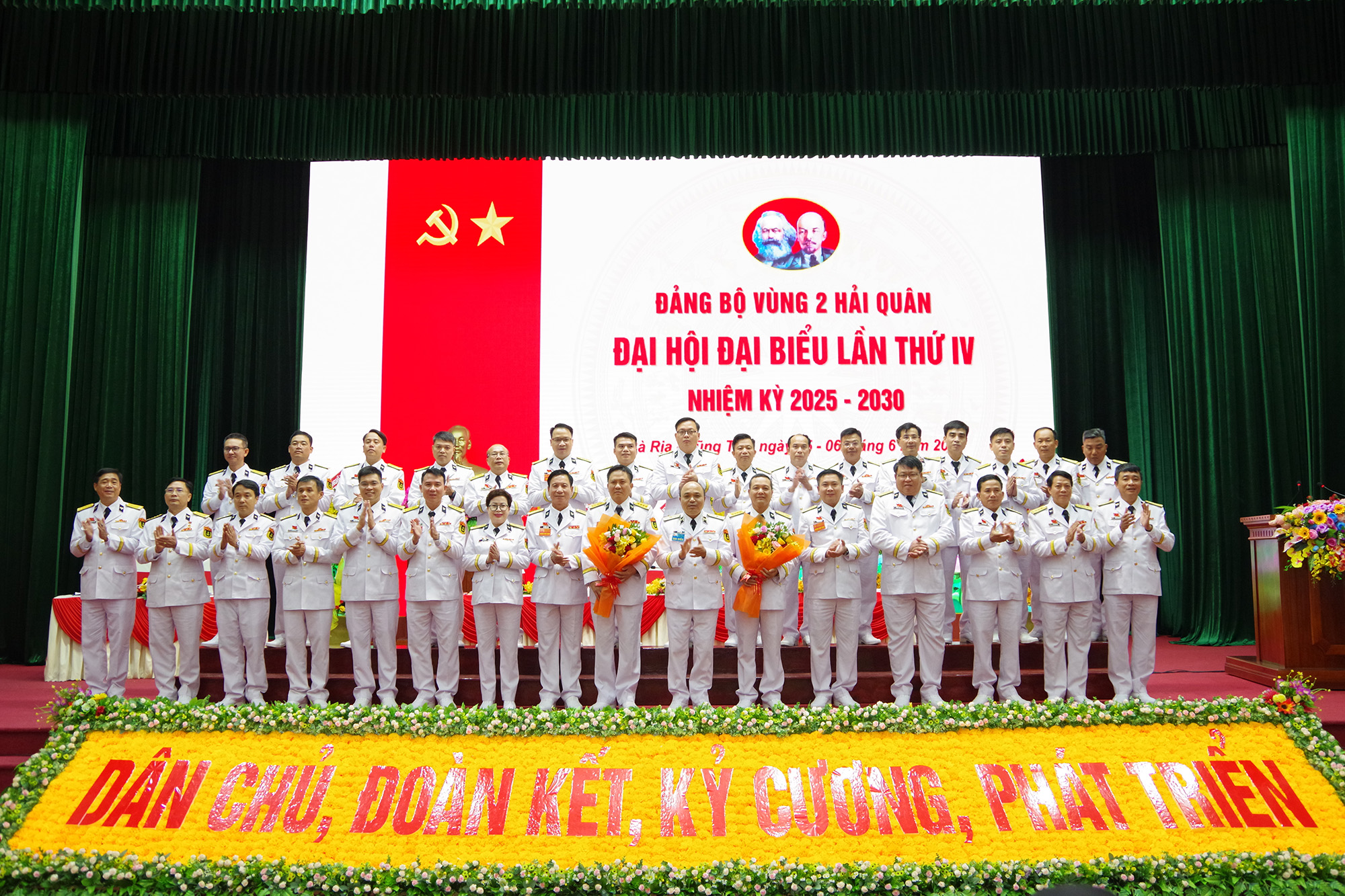 Lãnh đạo Bộ Tư lệnh Hải quân tặng hoa chúc mừng Ban chấp hành Đảng bộ Vùng 2 nhiệm kỳ 2025 - 2030 và đoàn đại biểu đi dự Đại hội đại biểu Đảng bộ Quân chủng lần thứ XIV.