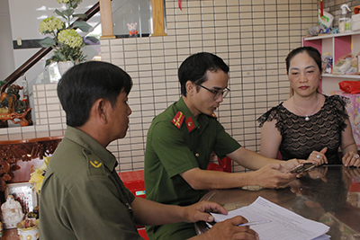 Tổ công nghệ số cộng đồng KP Long Liên, TT.Long Điền hướng dẫn,  hỗ trợ người dân thực hiện cài đặt định danh điện tử mức 2  trên phần mềm VNeID.