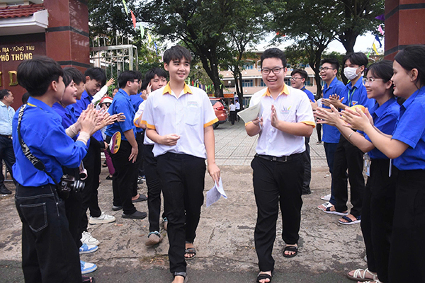 Thí sinh tại điểm thi Trường THPT Nguyễn Du (huyện Châu Đức) vui vẻ ra về trong những tràng vỗ tay  chúc mừng của đội hình tình nguyện.