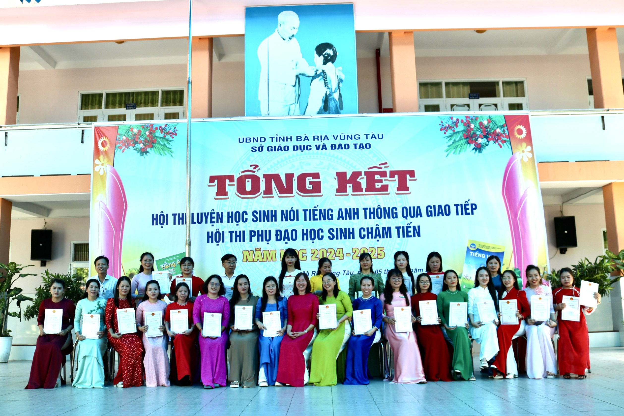 Các giáo viên đạt danh hiệu Giáo viên dạy tiếng Anh giỏi cấp tỉnh.