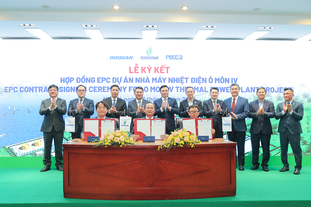 Đại diện Ban QLDA Chuyên ngành điện; Liên danh Tổng thầu Doosan và PECC2 ký kết hợp đồng EPC