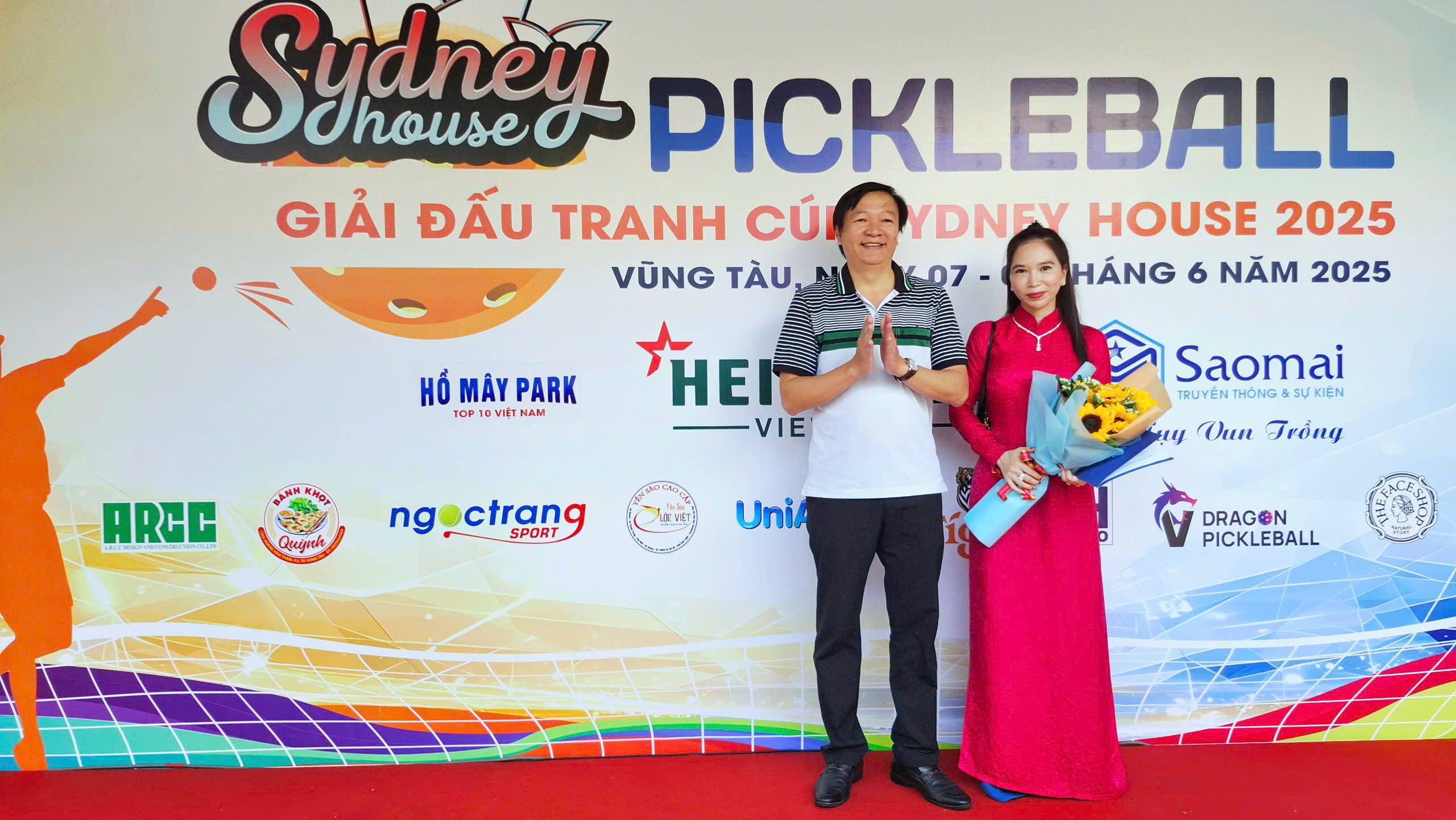 Ông Phan Trọng Hạnh, Trưởng phòng Văn hóa, Khoa học & Thông tin TP. Vũng Tàu tặng hoa chúc mừng ban tổ chức