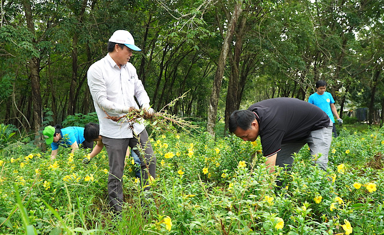 Lãnh đạo UBND TT. Kim Long cùng người dân địa phương dọn dẹp, vệ sinh môi trường trên các tuyến giao thông.