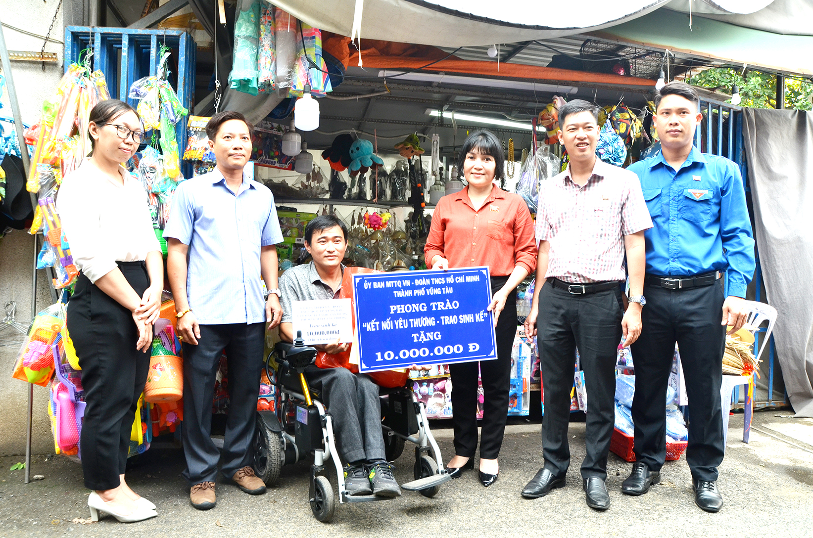 Lãnh đạo UBMTTQ Việt Nam TP.Vũng Tàu trao sinh kế cho anh Đỗ Trọng Tân.