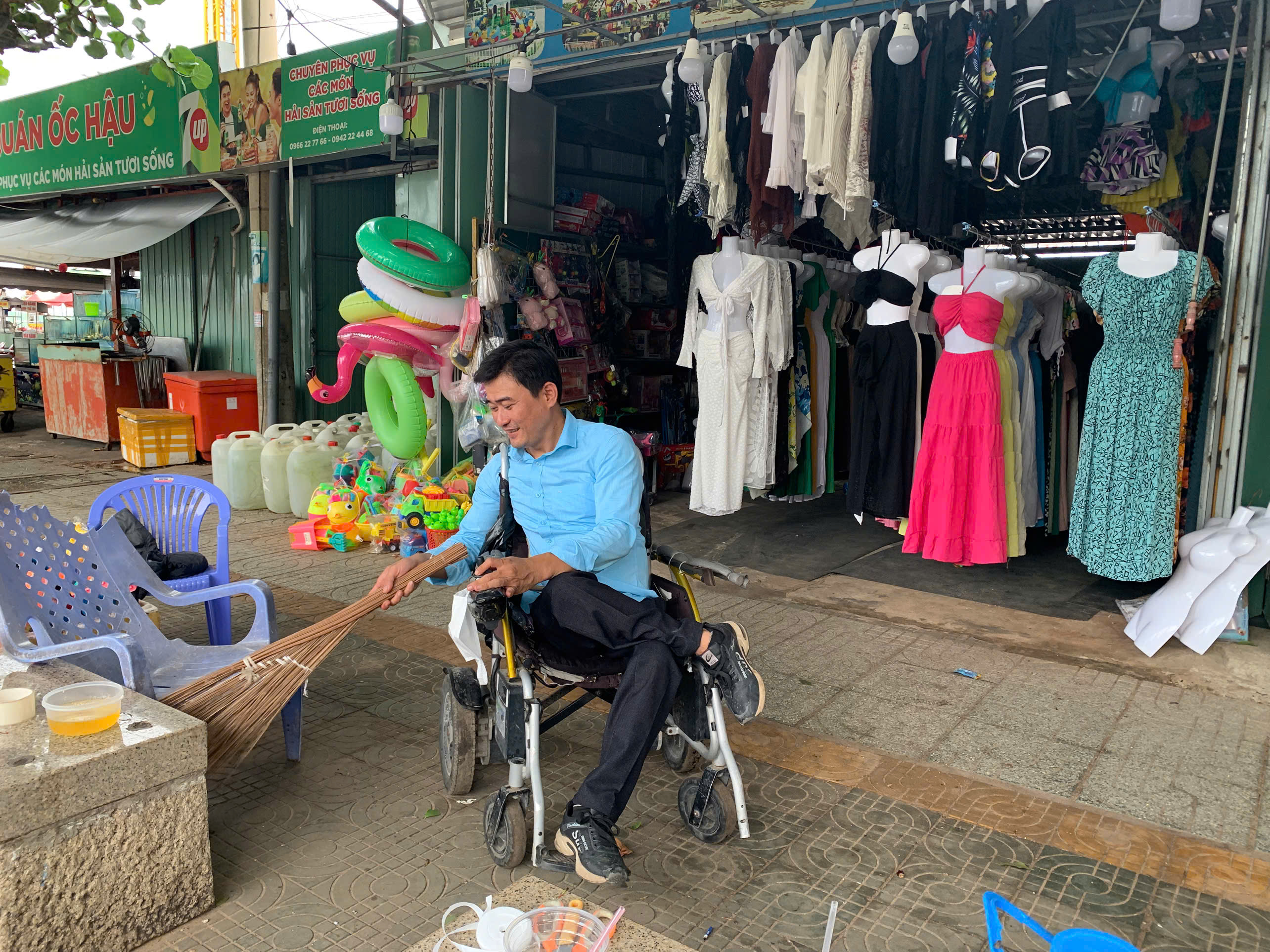 Anh Đỗ Trọng Tân quét dọn shop thời trang sạch sẽ để bắt đầu một ngày mới buôn bán.