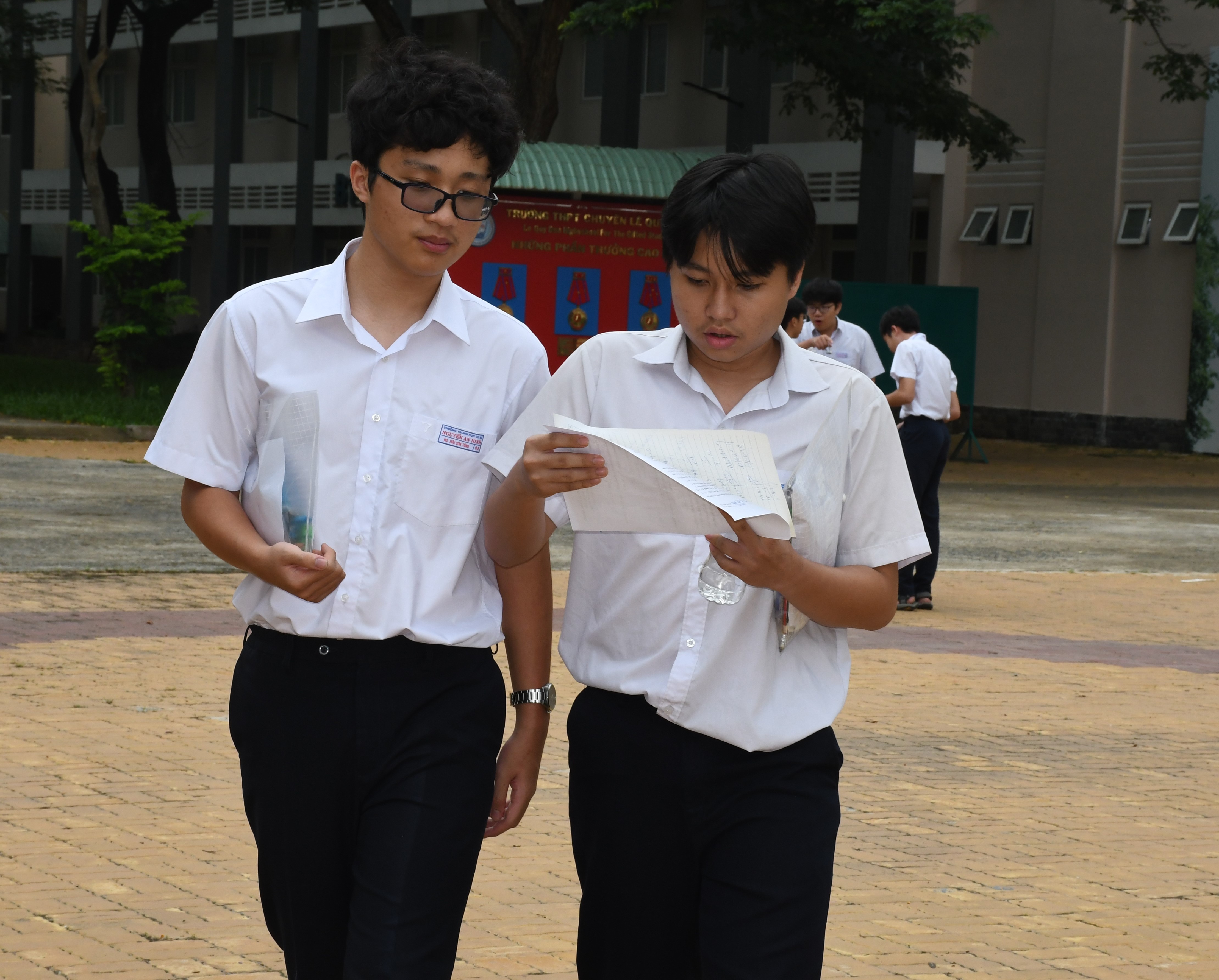 Thí sinh dò lại bài sau khi kết thúc môn thi chuyên.