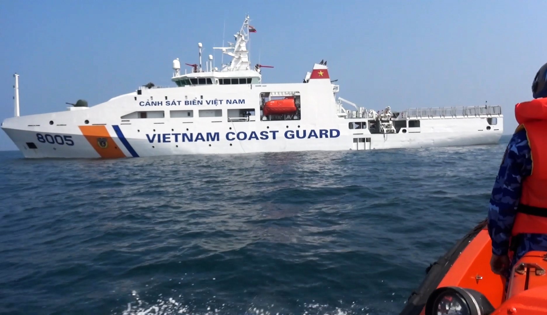 Tàu CSB 8005 thực hiện nhiệm vụ cứu ngư dân gặp nạn trên biển.