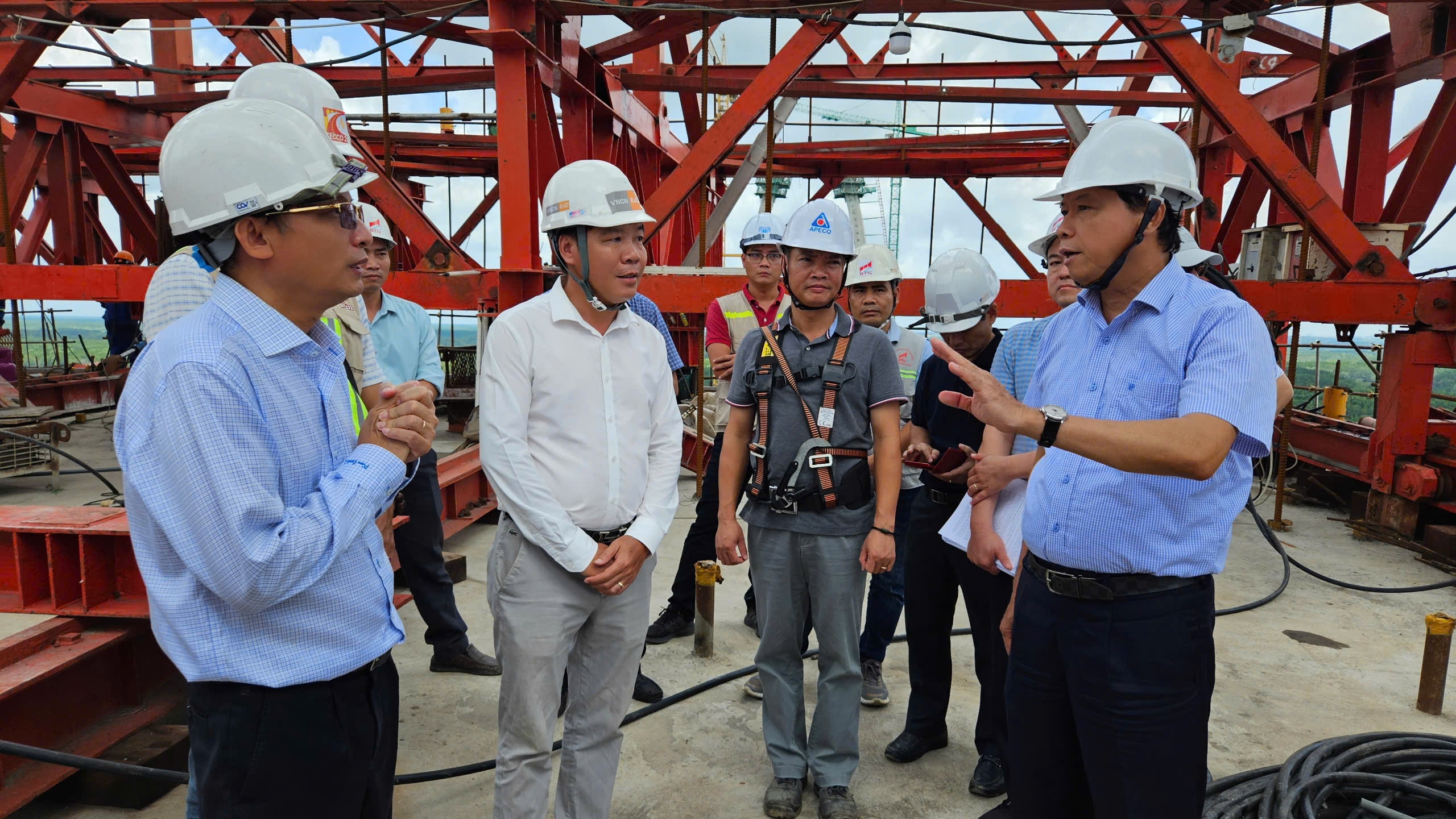 Với dự án cầu Phước An, Chủ tịch UBND tỉnh ghi nhận đơn vị đã vượt tiến độ nhiều hạng mục, đồng thời  cam kết hỗ trợ tối đa trong giải quyết vướng mắc, đặc biệt về thủ tục hành chính và thanh toán.