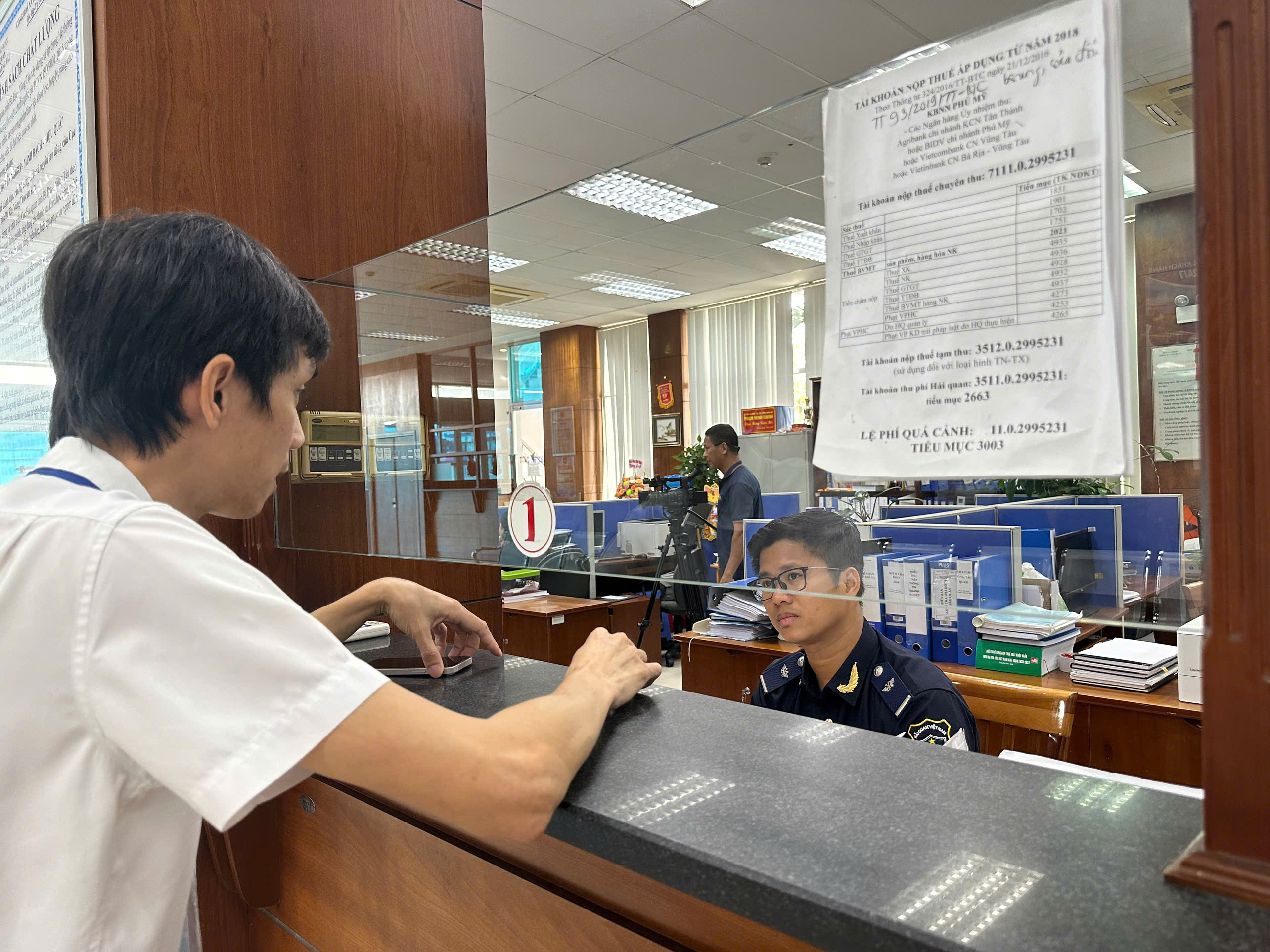 Doanh nghiệp làm thủ tục hải quan tại Hải quan cửa khẩu  Cảng Cái Mép.