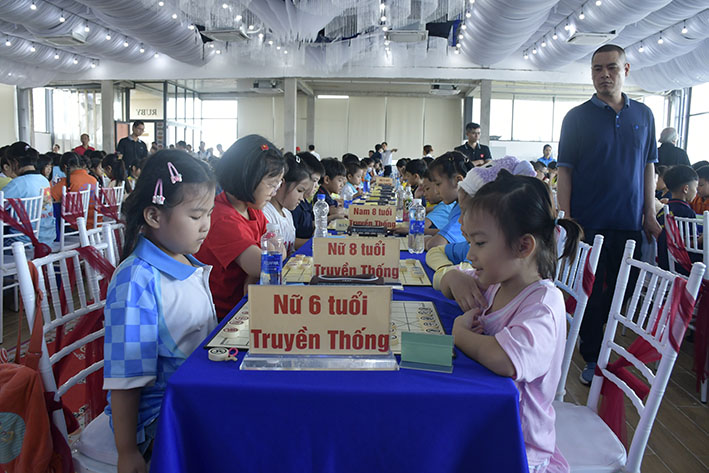 Kỳ thủ nhí Trần Tuệ Mẫn (bên phải, U6, Bình Định) thể hiện là kiện tướng tài năng khi giành liên tiếp 2 HCV trong những ngày thi đấu đầu tiên.