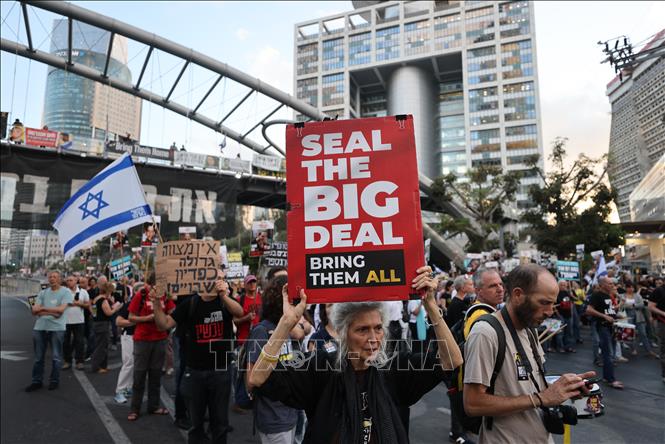 Người dân tham gia biểu tình ở Tel Aviv, Israel yêu cầu giải pháp toàn diện cho vấn đề con tin và ngừng bắn tại Gaza.