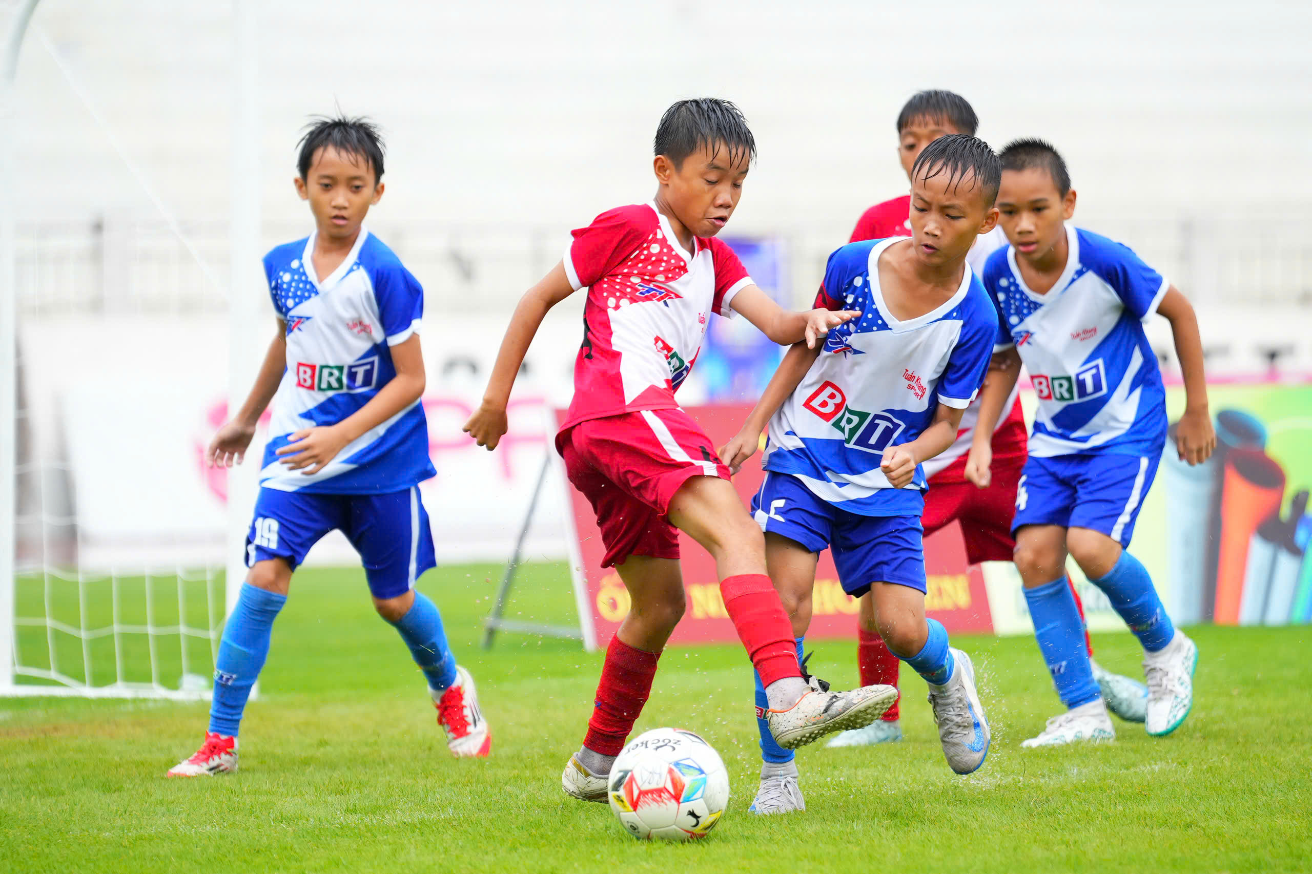 Các cầu thủ nhí  Long Đất 1 thi đấu xuất sắc , chiến thắng 3-1 trước U11 TP.Bà Rịa và giành ngôi vô địch Cúp Truyền hình BRT lần 6.
